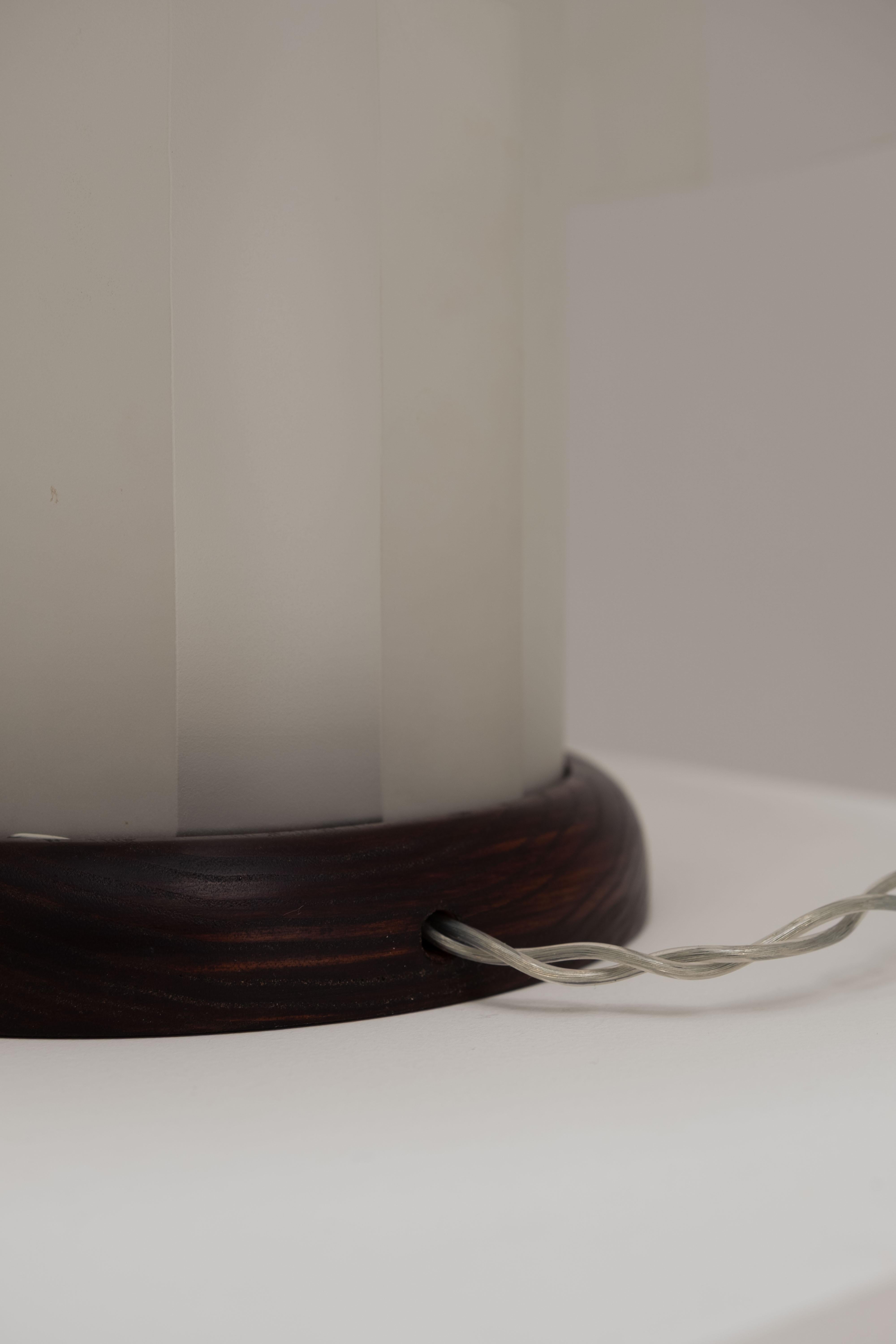 Lámpara de sobremesa italiana de cristal y madera, años 70 en venta 1