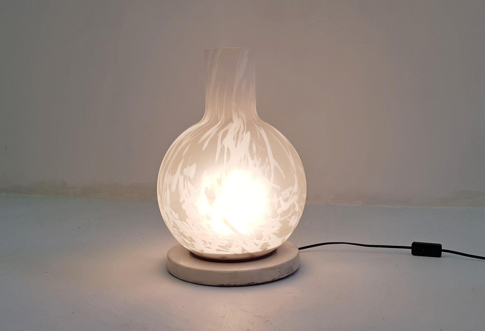 Mid-Century moderno Lampada da tavolo italiana in marmo e vetro di Murano in vendita