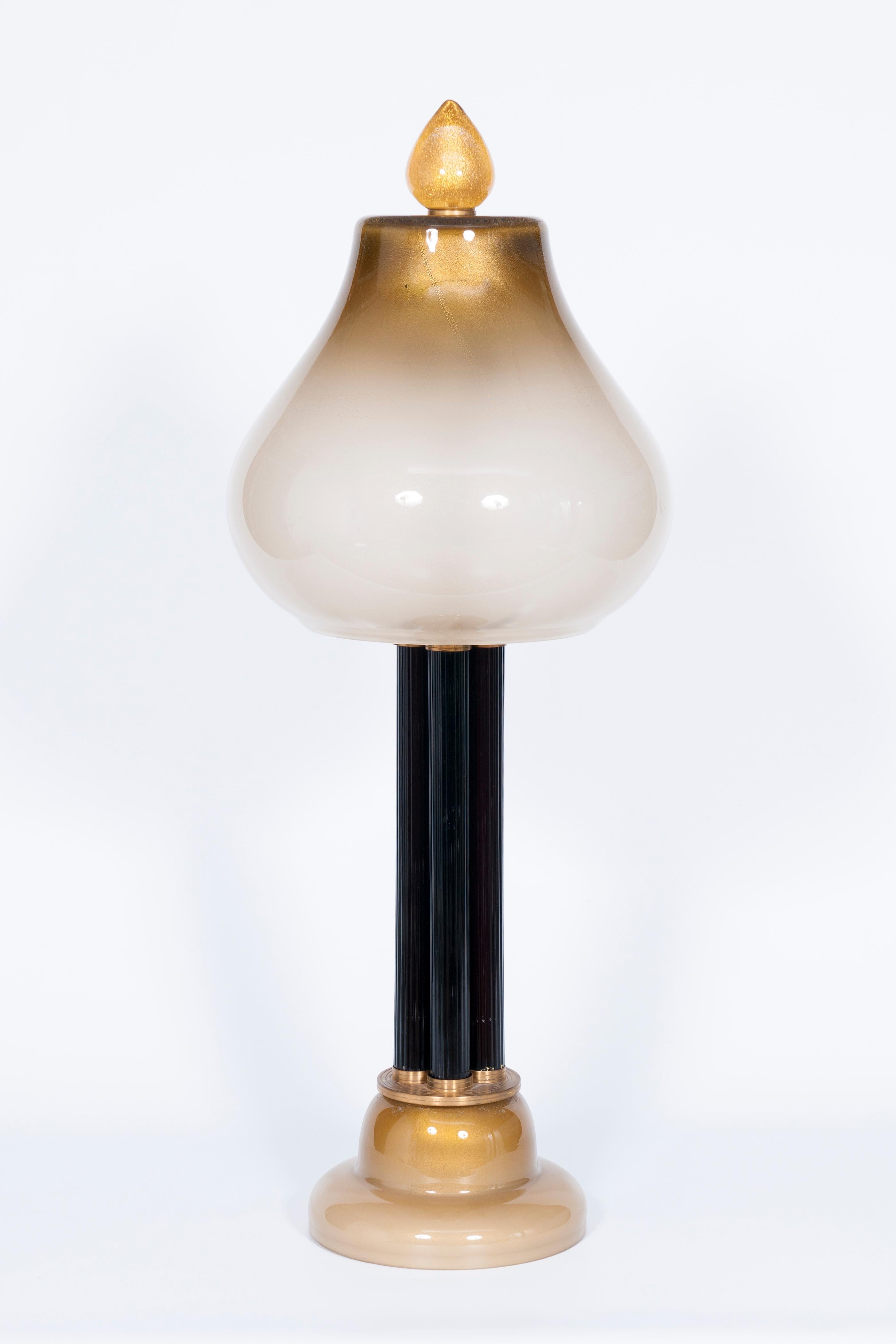 
Questa squisita lampada da tavolo è un pezzo unico e interamente realizzato a mano in vetro soffiato di Murano del XXI secolo. Attribuita al rinomato artigiano veneziano Giovanni Dalla Fina, la lampada mostra un'eccezionale maestria e un design