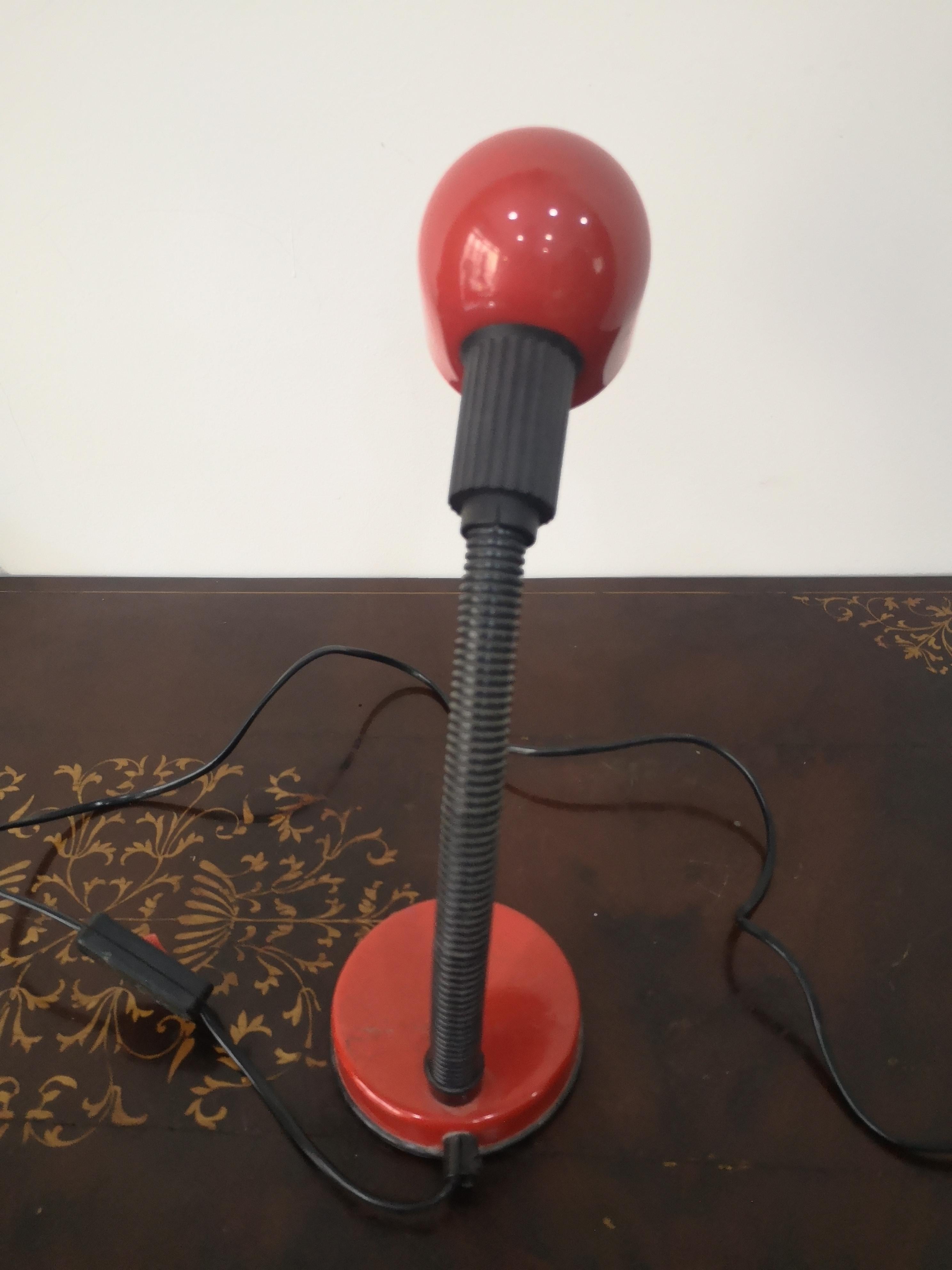 Italian table lamp in red lacquered aluminium 90's - 90's table lamp For Sale 6