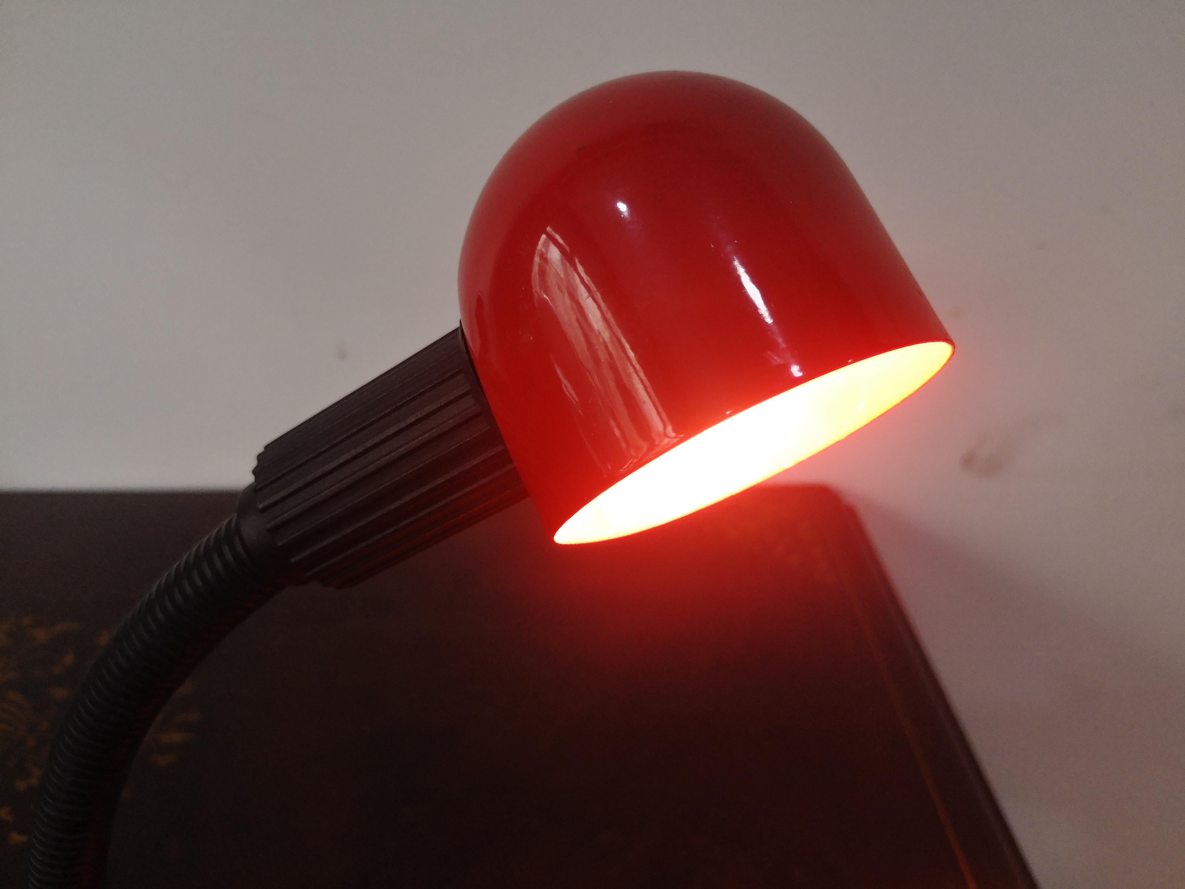 Italian red table lamp from the 90s
in good condition
with working electrical system
The lamp has a flexible stem and a rotating ring
to orient the bulb.
The lamp measures:

Height 30 cm
Width at the base 11 cm

================
Italian red table