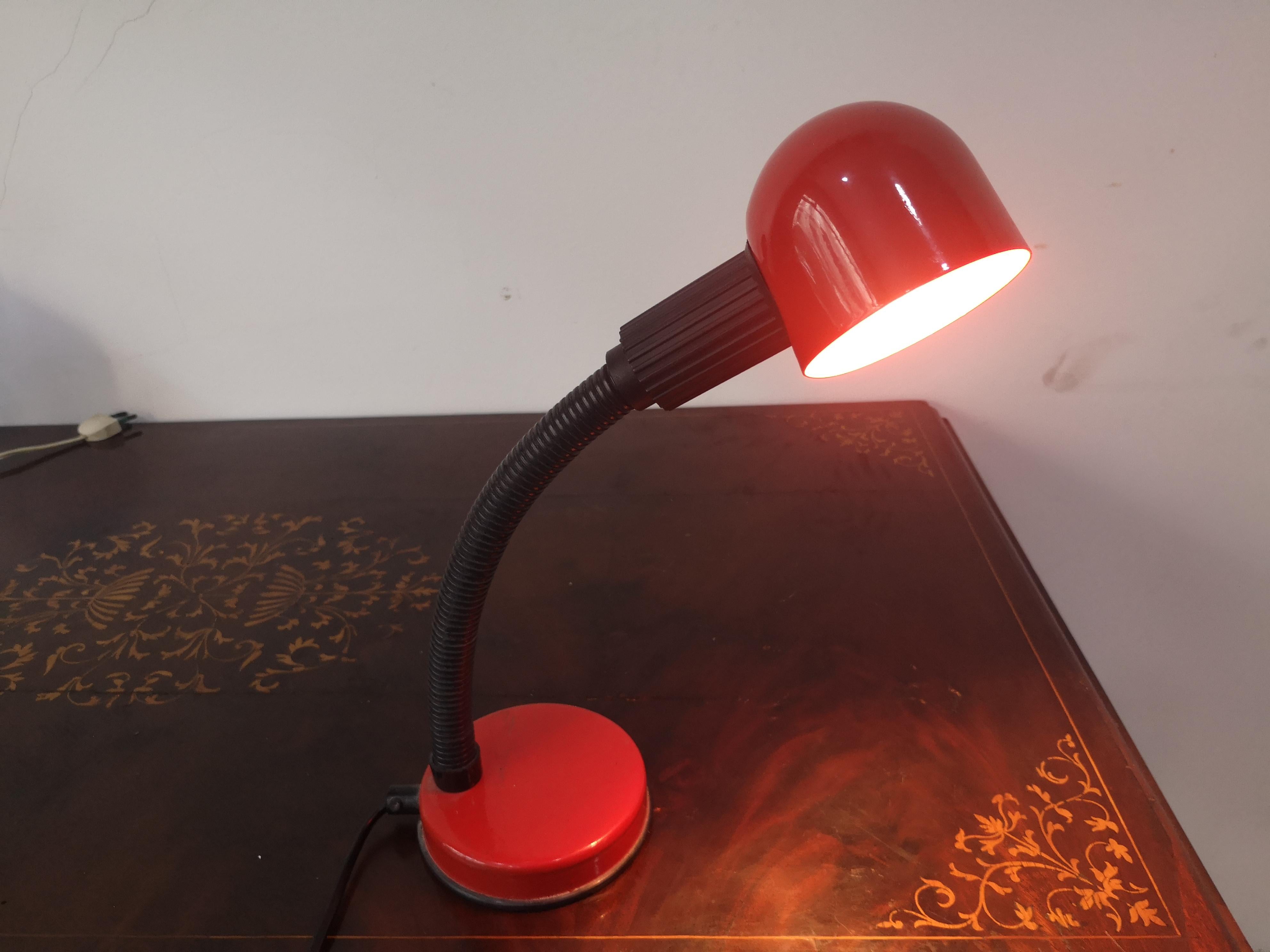 Italian table lamp in red lacquered aluminium 90's - 90's table lamp In Good Condition For Sale In Catania, IT