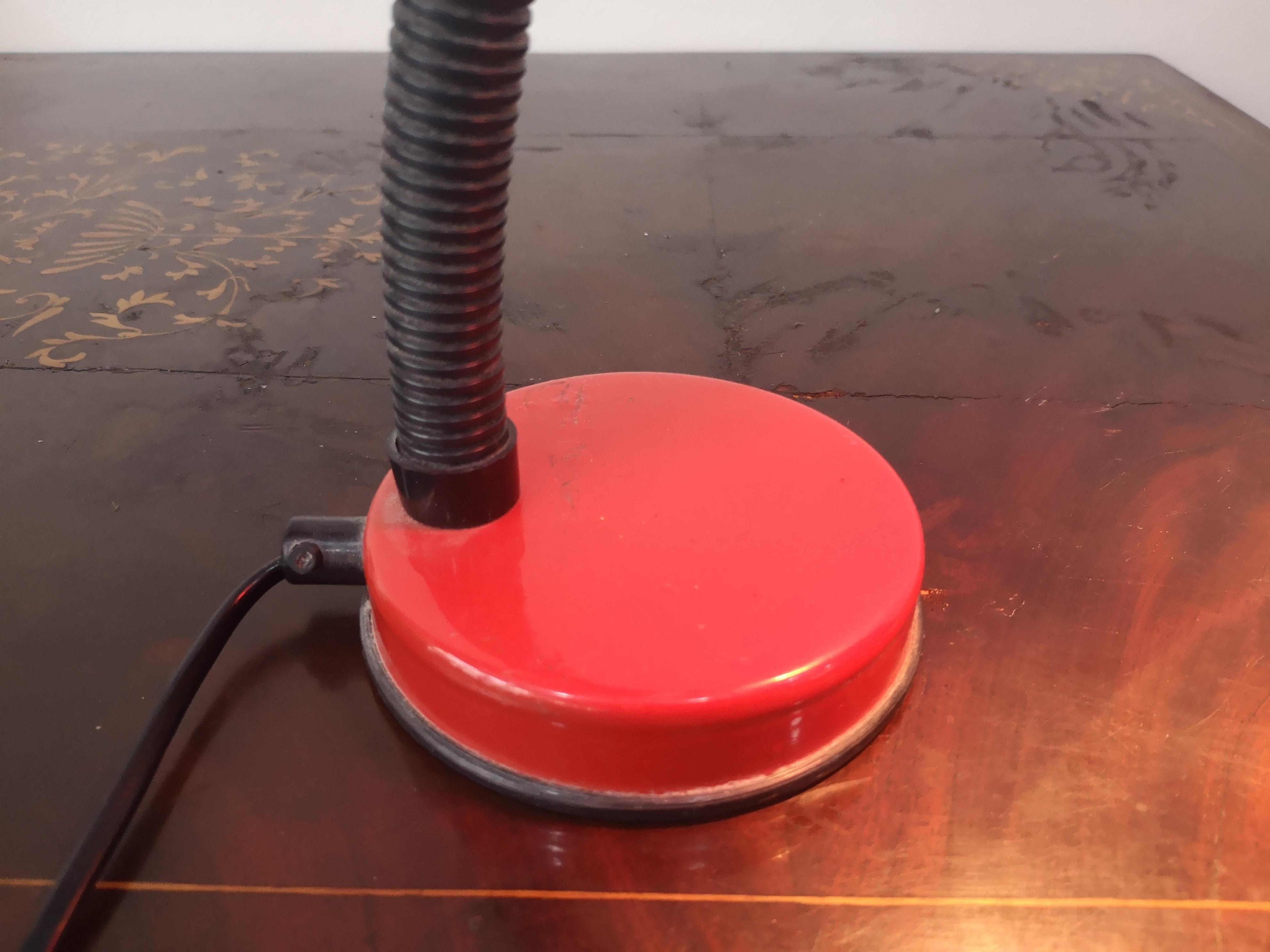 Late 20th Century Italian table lamp in red lacquered aluminium 90's - 90's table lamp For Sale