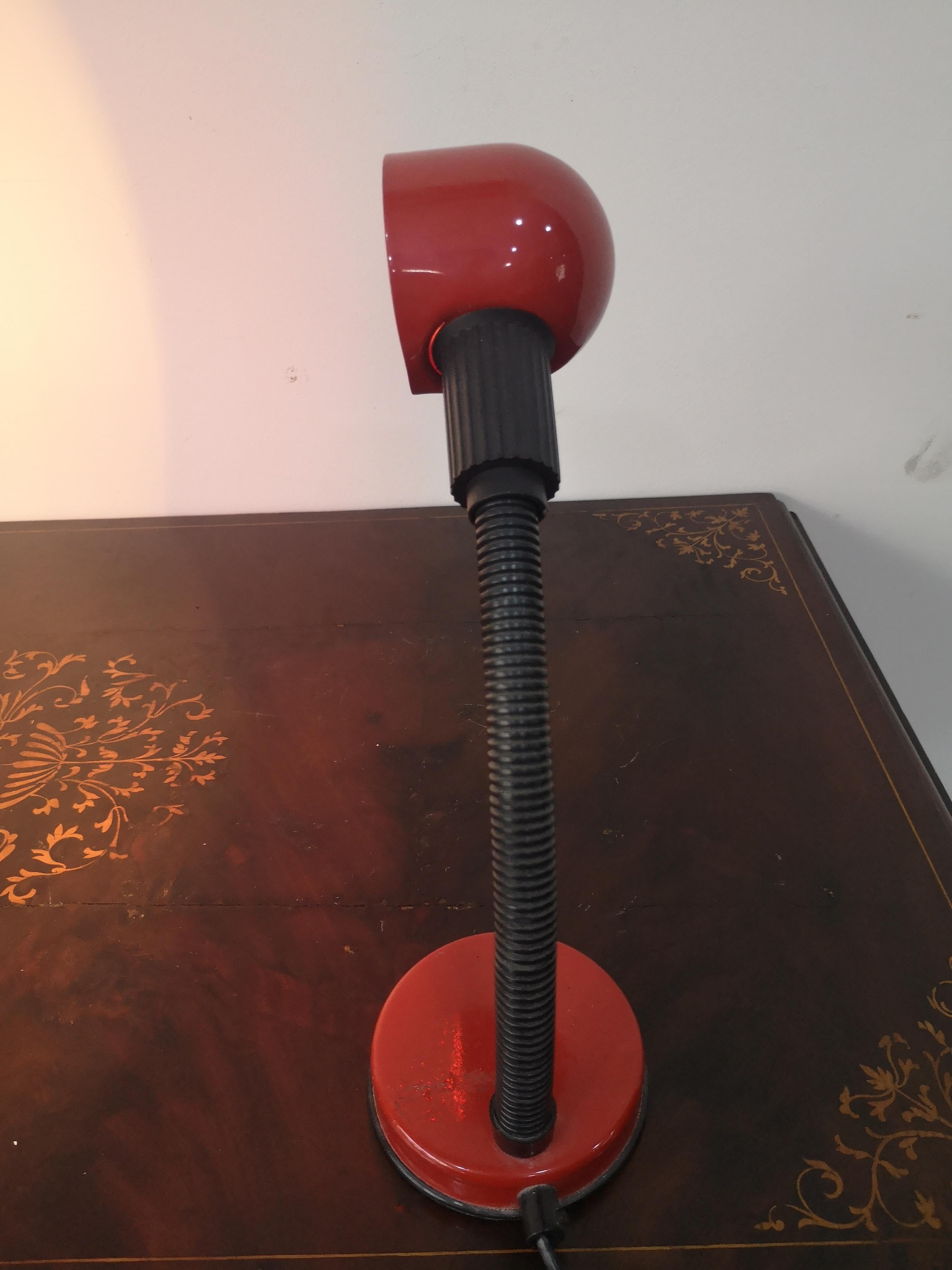 Italian table lamp in red lacquered aluminium 90's - 90's table lamp For Sale 1