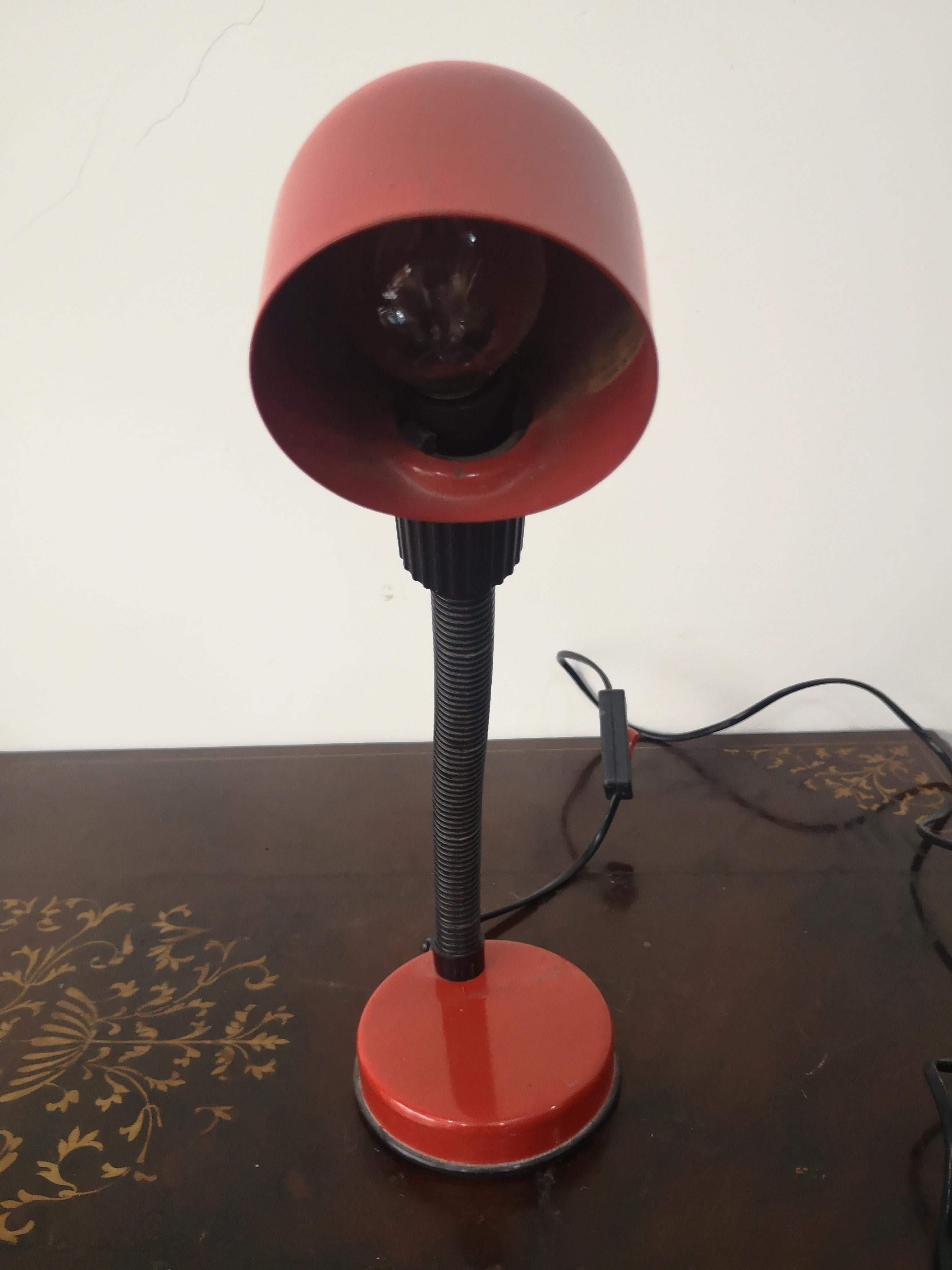 Italian table lamp in red lacquered aluminium 90's - 90's table lamp For Sale 2