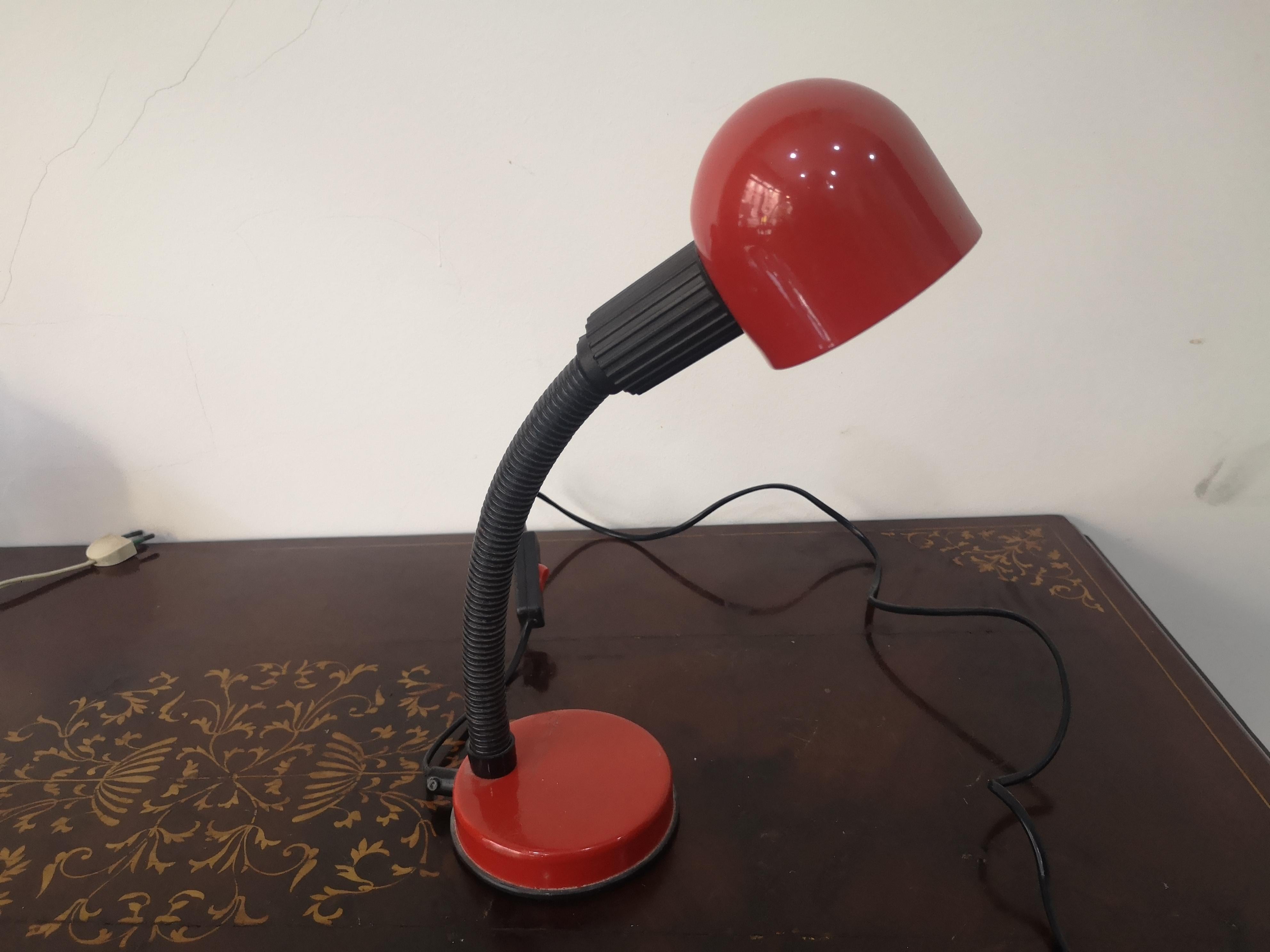 Italian table lamp in red lacquered aluminium 90's - 90's table lamp For Sale 3