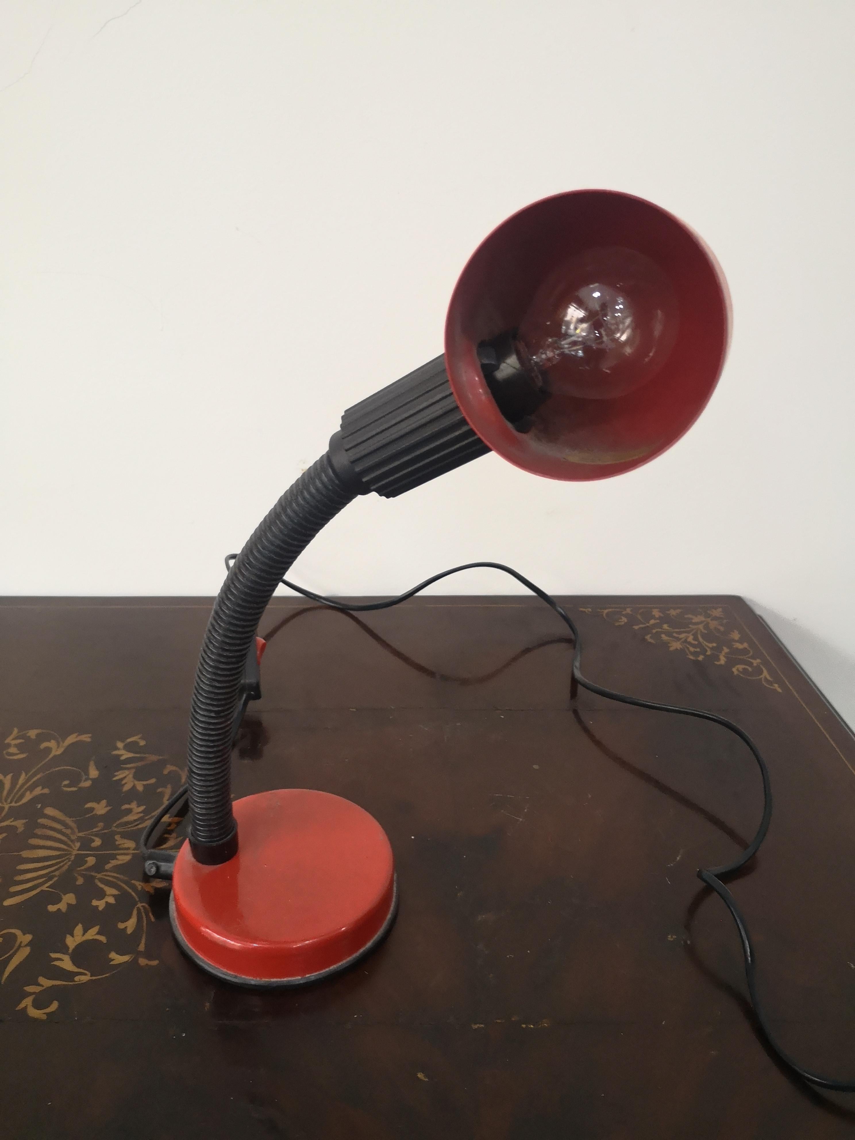 Italian table lamp in red lacquered aluminium 90's - 90's table lamp For Sale 4