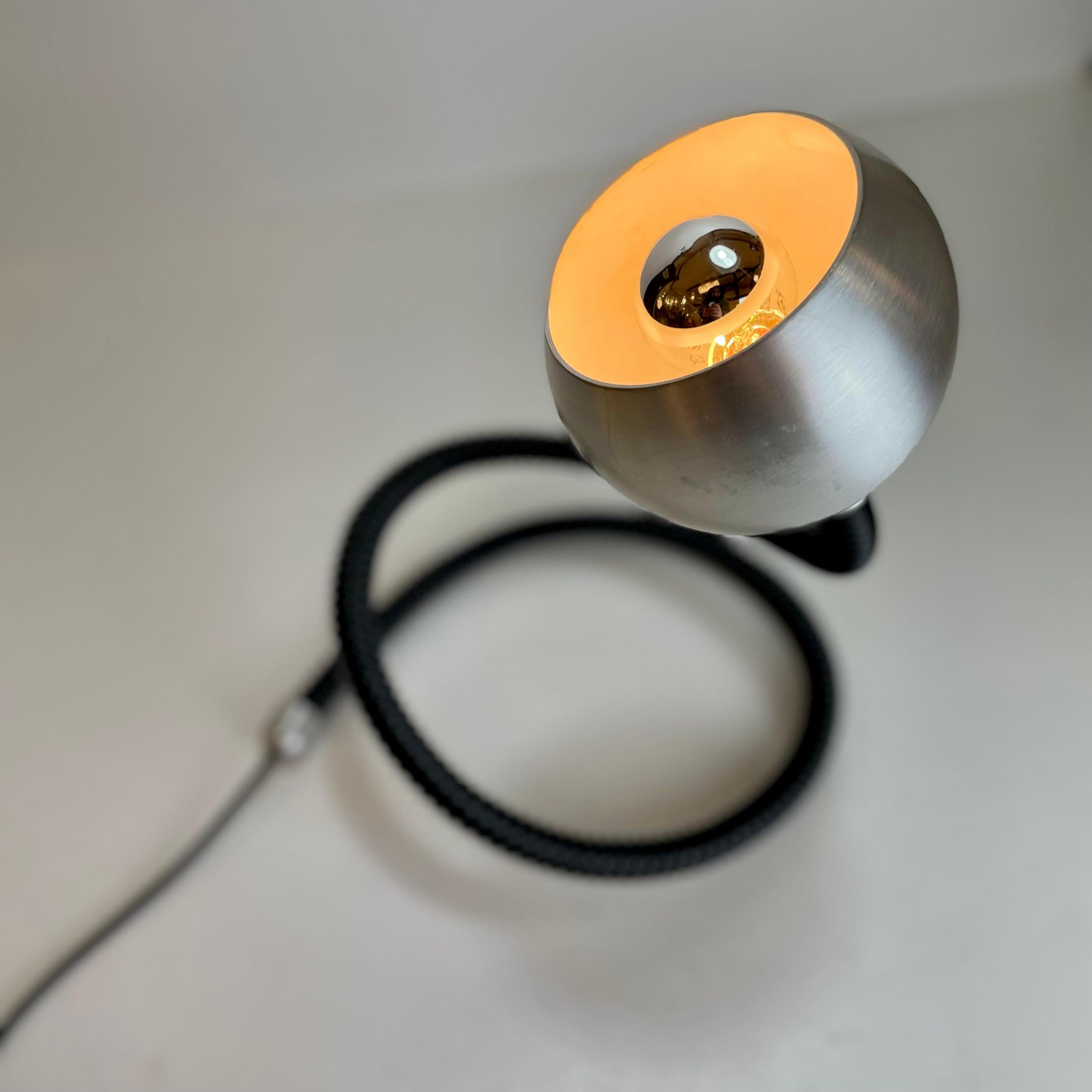 Metal Italian Table Lamp in the style of Isso Hosoe for Valenti, 1970s For Sale