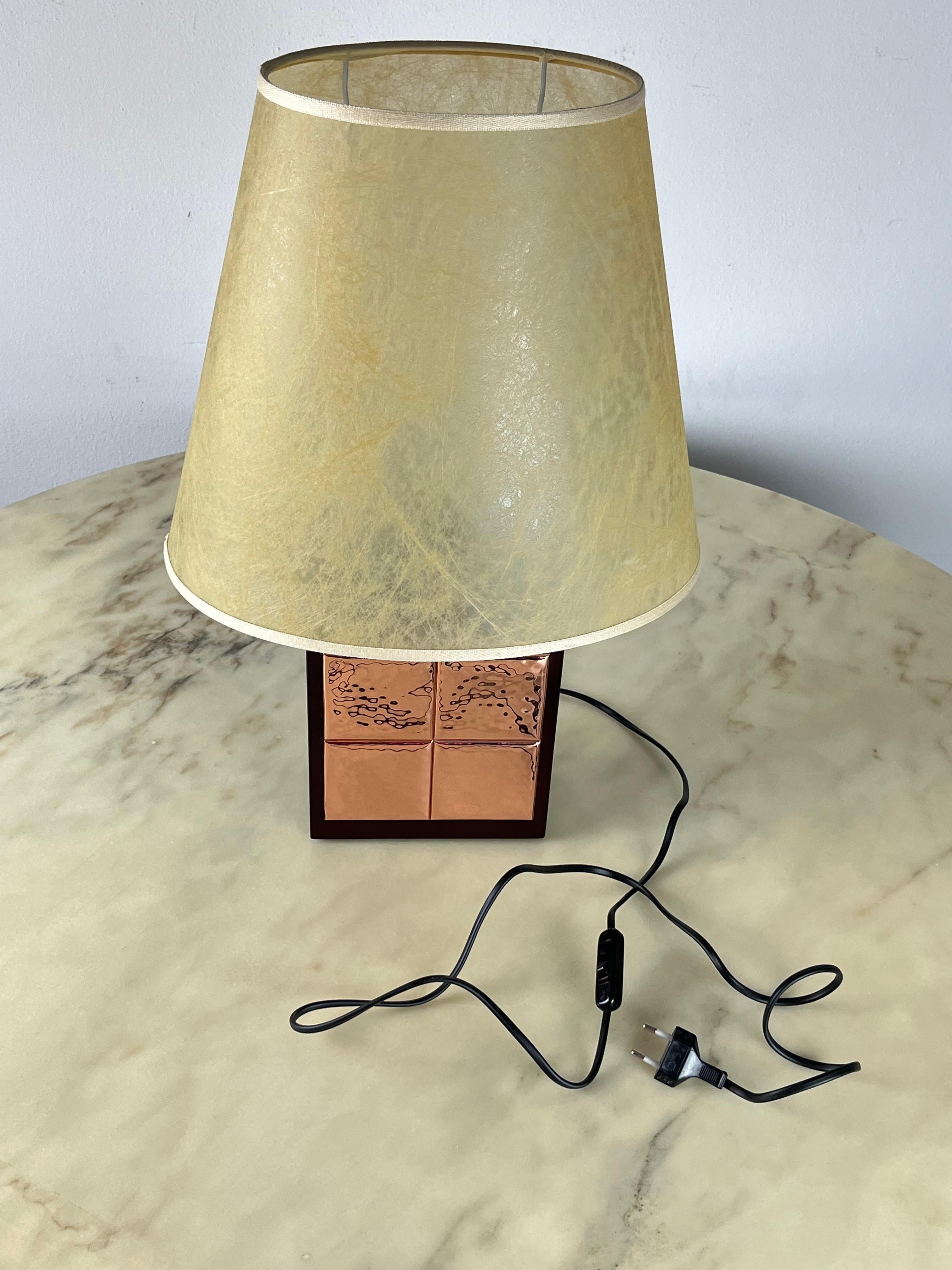 Italienische Tischlampe aus Nussbaum und Kupfer, 1990er-Jahre im Angebot 7