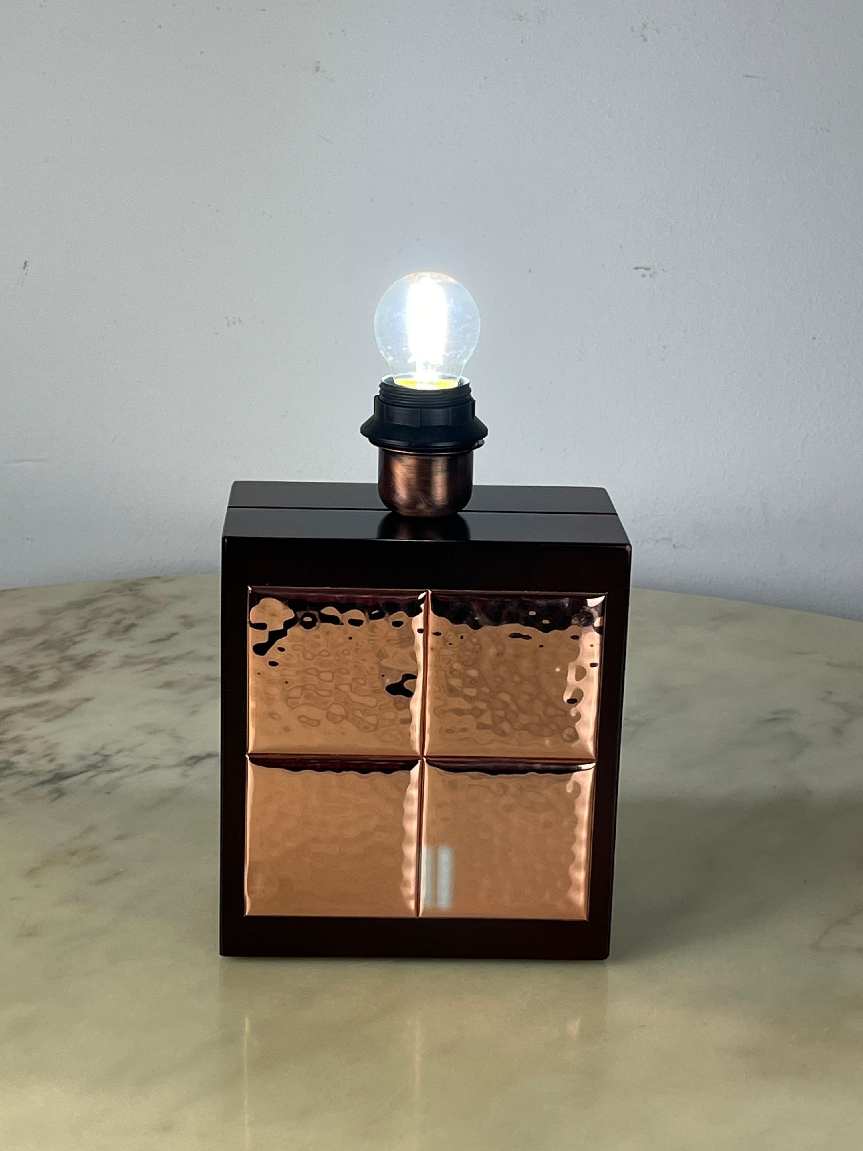 Italian Table Lamp in Walnut and Copper, 1990s In Good Condition For Sale In Palermo, IT