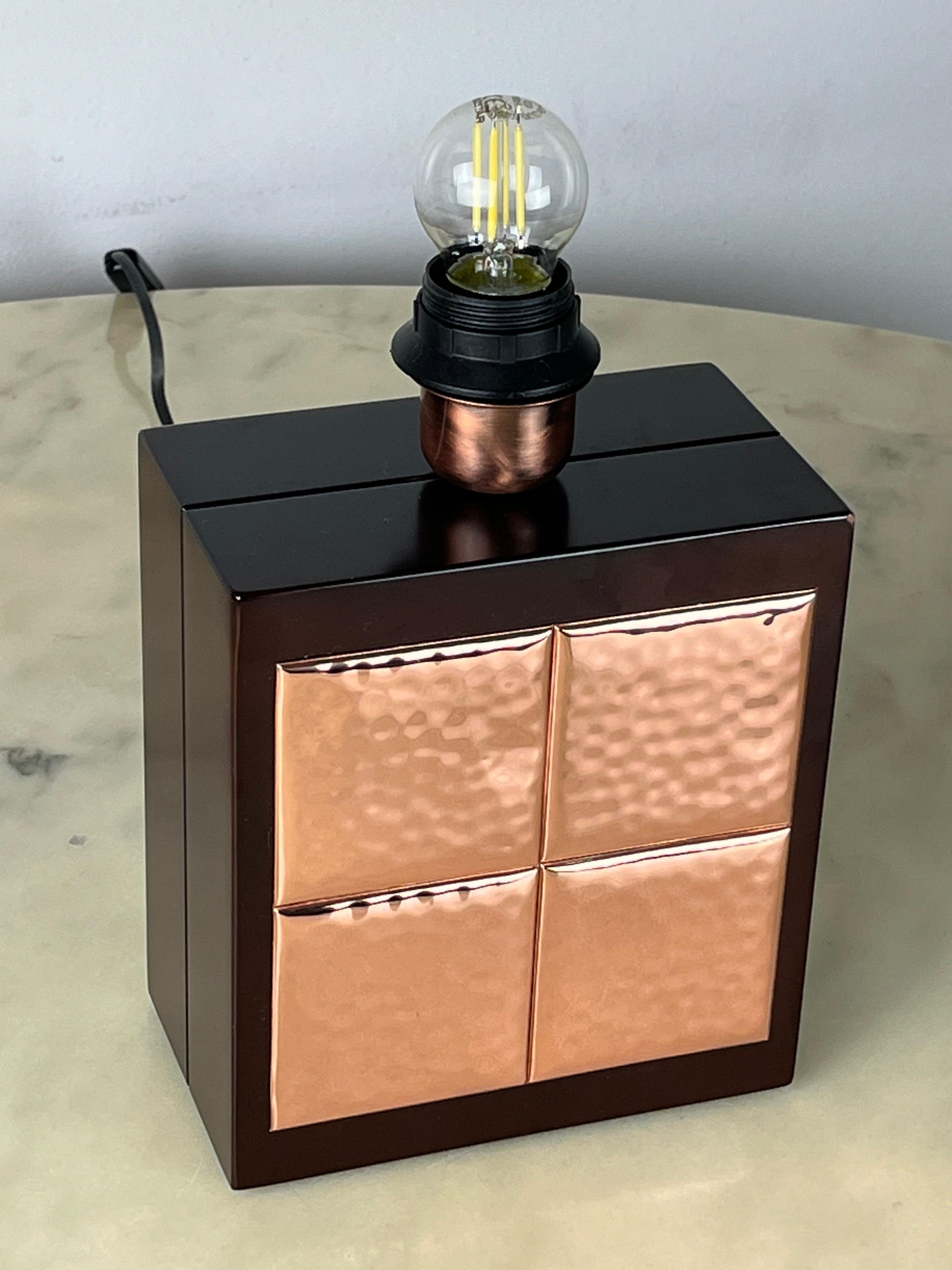 Italian Table Lamp in Walnut and Copper, 1990s For Sale 1