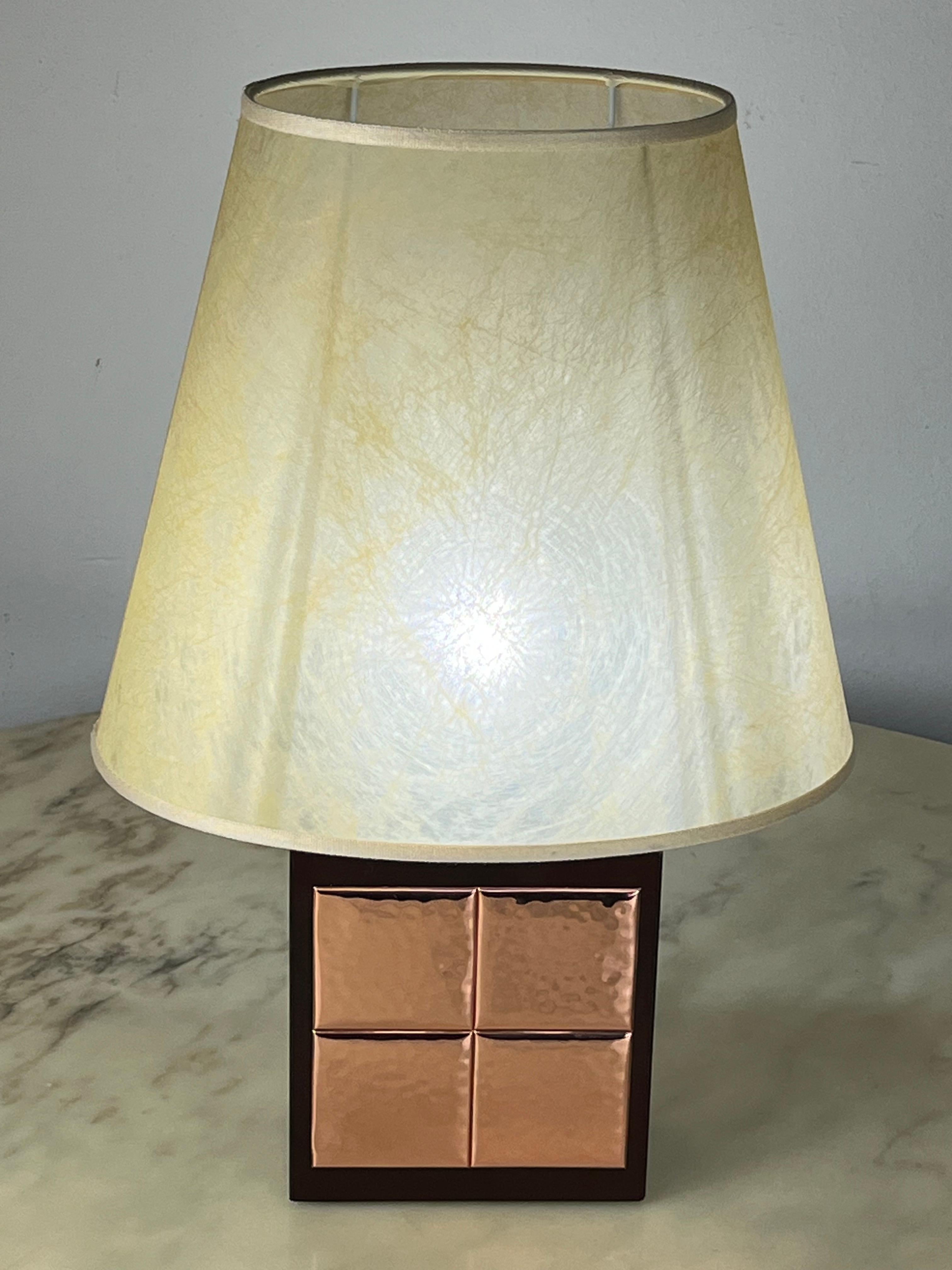 Italienische Tischlampe aus Nussbaum und Kupfer, 1990er-Jahre im Angebot 2