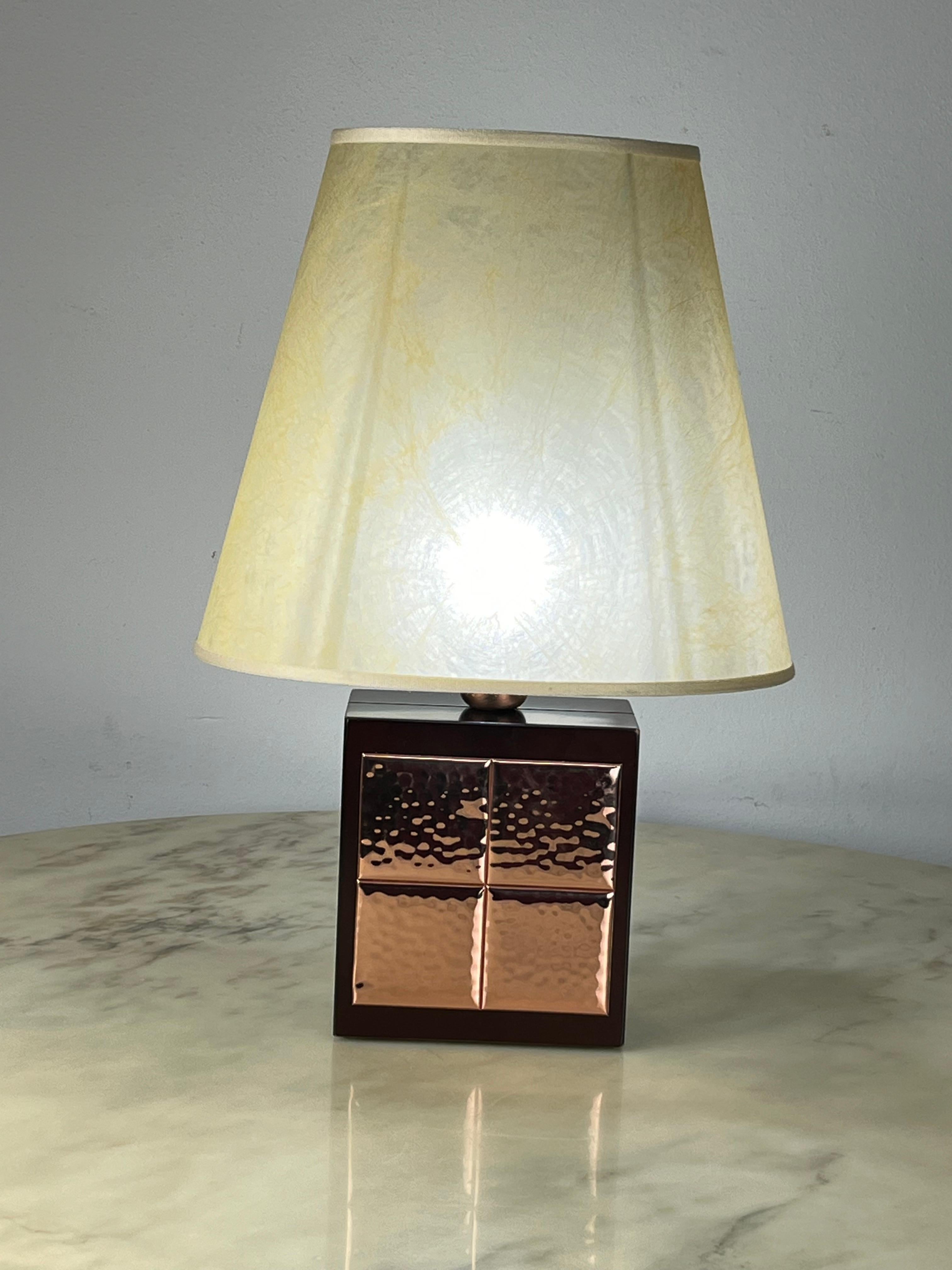 Italienische Tischlampe aus Nussbaum und Kupfer, 1990er-Jahre im Angebot 3