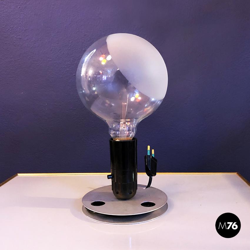 Italian aluminium and bakelite table lamp Lampadina by Achille Castiglioni for Flos, 1972
with anodized aluminum base which works as electric cable rewinder. Bakelite lamp holder. Globule light bulb in transparent glass with partial sandblasting on