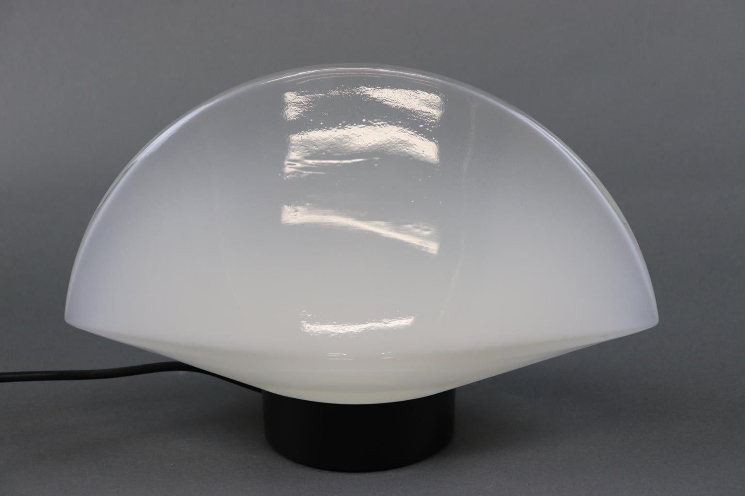 Italian table lamp in Murano white smoked glass diffuser. Made by Murano Due. Documented.
Mounting: Black lacquered metal.
Dimensions: Width 14
