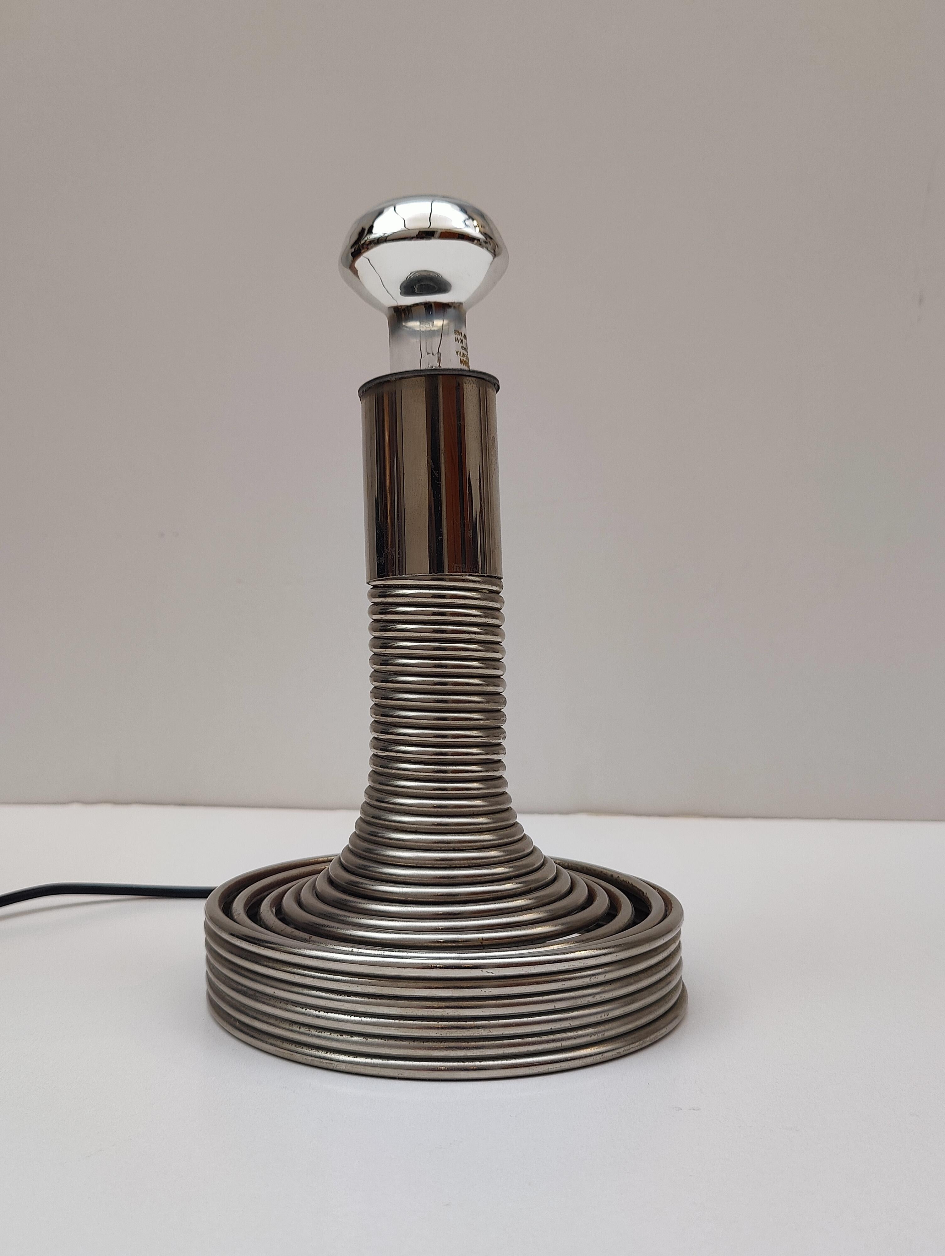 Italienische Tischlampe „Spiral“ aus verchromtem Stahl von Angelo Mangiarotti, 1970er Jahre (Space Age) im Angebot