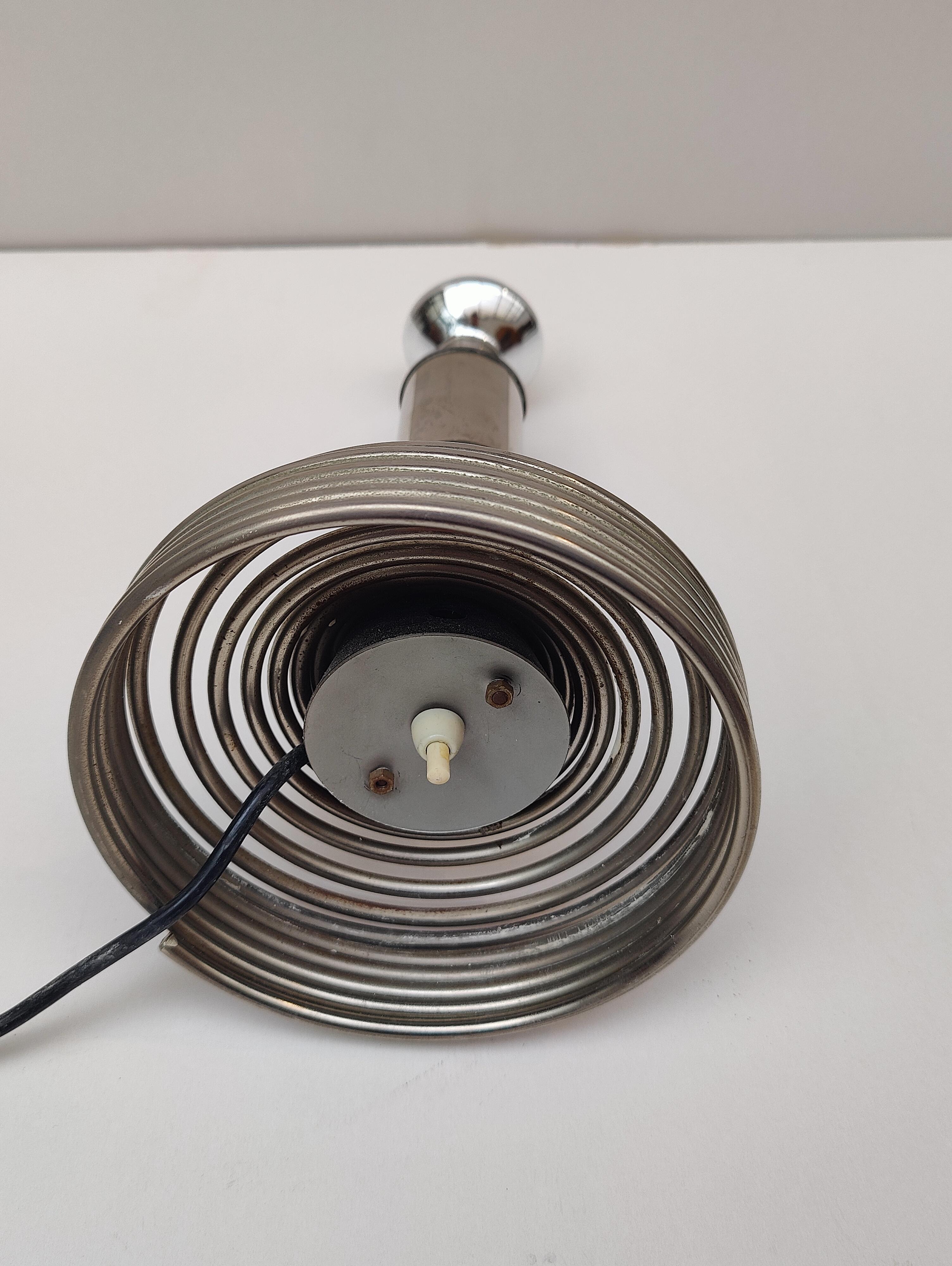 Italienische Tischlampe „Spiral“ aus verchromtem Stahl von Angelo Mangiarotti, 1970er Jahre im Zustand „Gut“ im Angebot in Darmstadt, DE