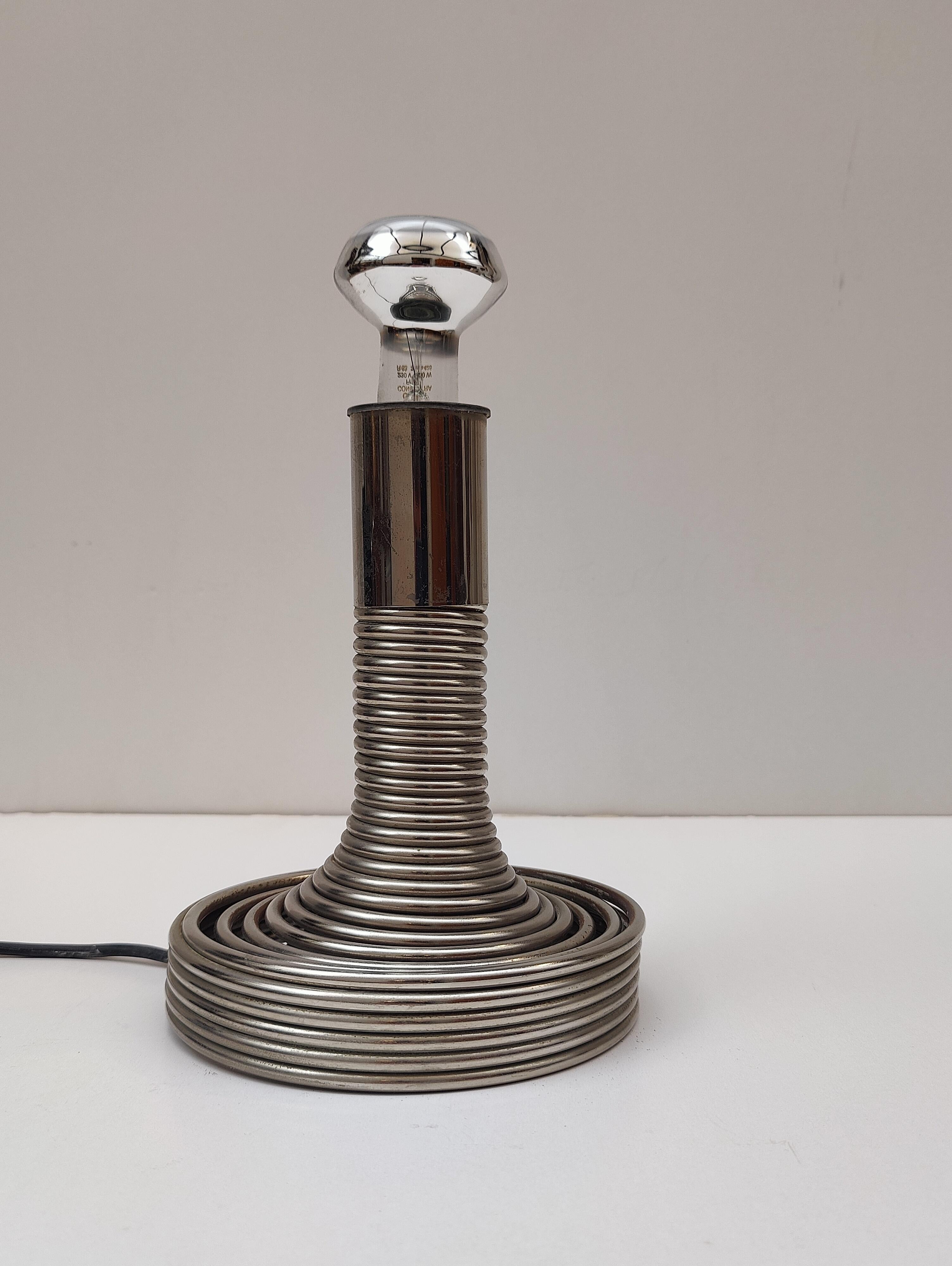 Italienische Tischlampe „Spiral“ aus verchromtem Stahl von Angelo Mangiarotti, 1970er Jahre (Ende des 20. Jahrhunderts) im Angebot