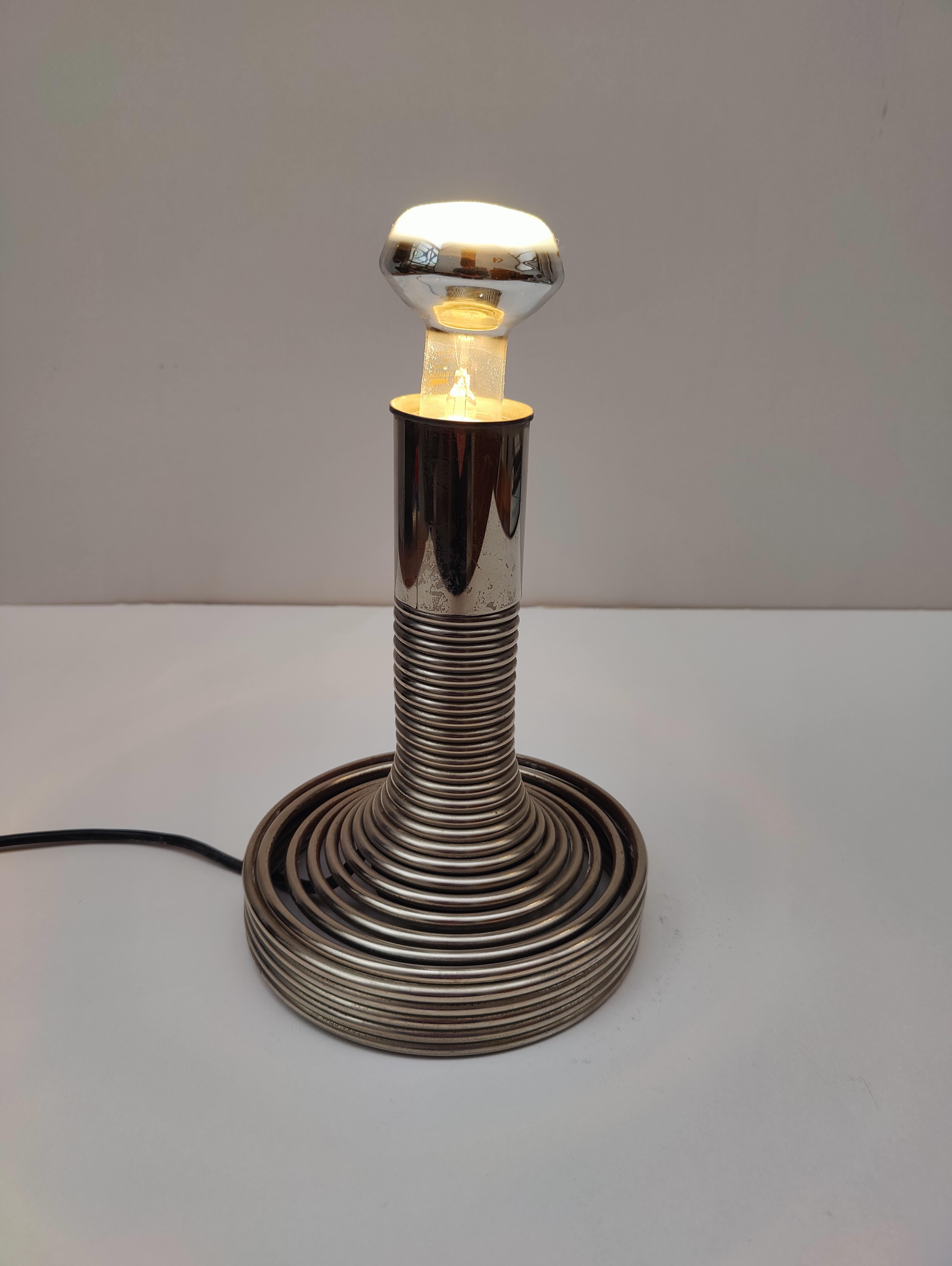 Italienische Tischlampe „Spiral“ aus verchromtem Stahl von Angelo Mangiarotti, 1970er Jahre im Angebot 3