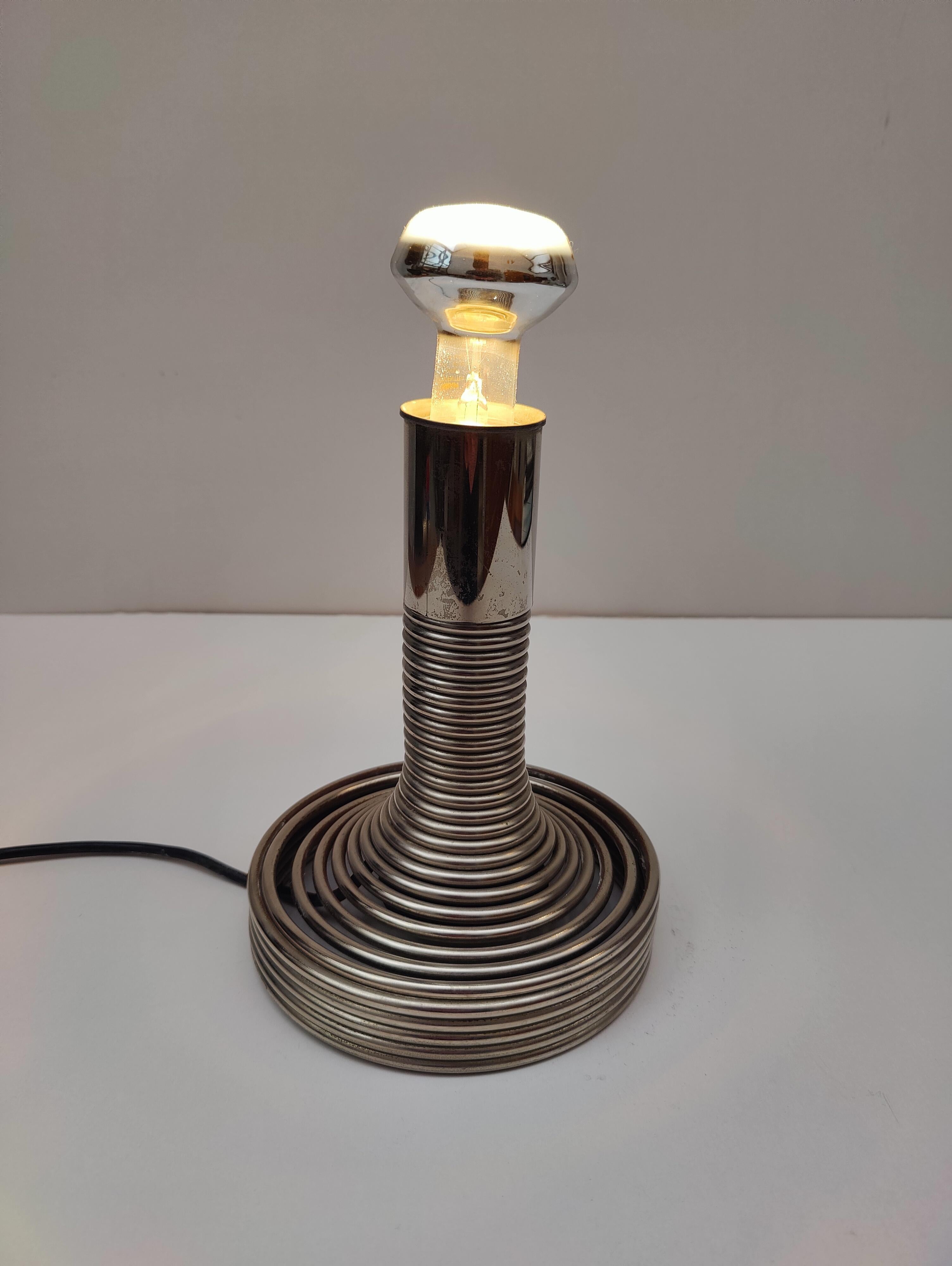 Italienische Tischlampe „Spiral“ aus verchromtem Stahl von Angelo Mangiarotti, 1970er Jahre im Angebot 4