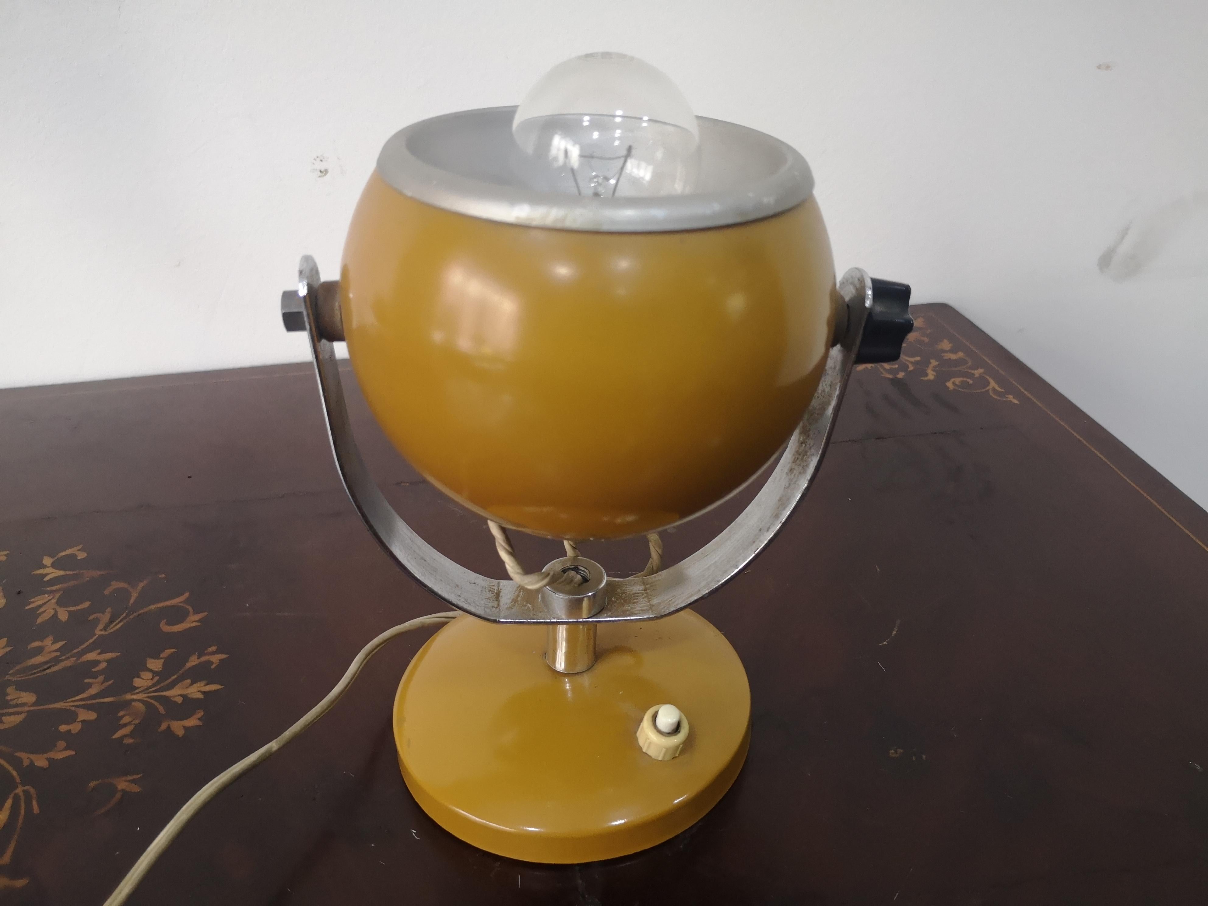 Lampe à poser italienne vintage Eyeball - Lampe à poser des années 1970 en forme d'oeil en vente 4