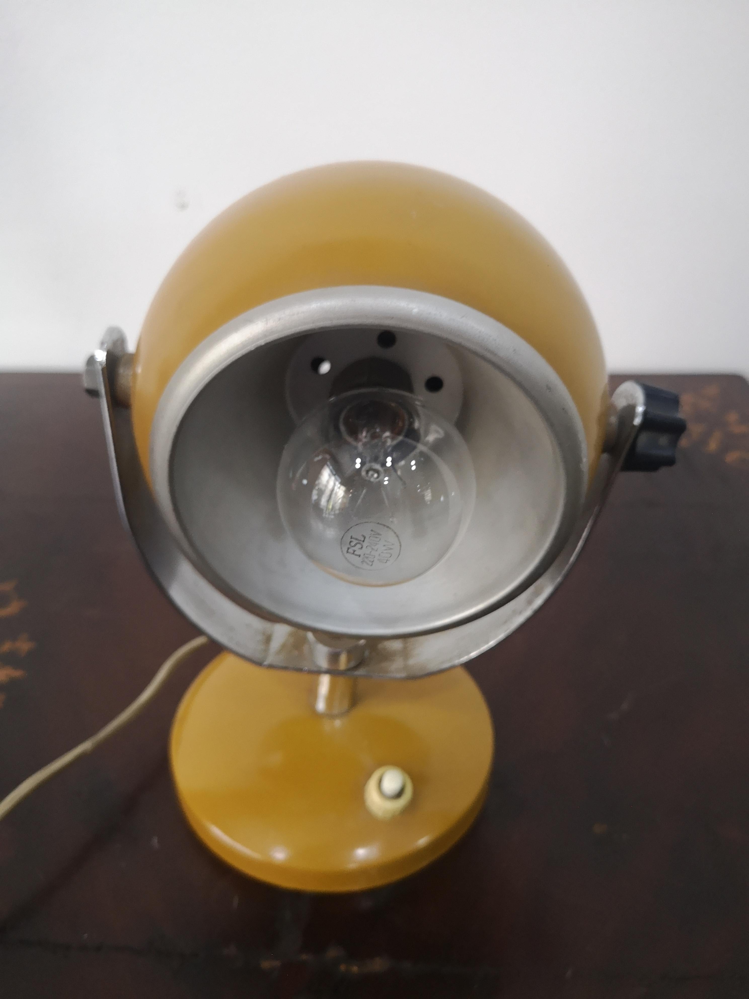 Lampe à poser italienne vintage Eyeball - Lampe à poser des années 1970 en forme d'oeil en vente 5