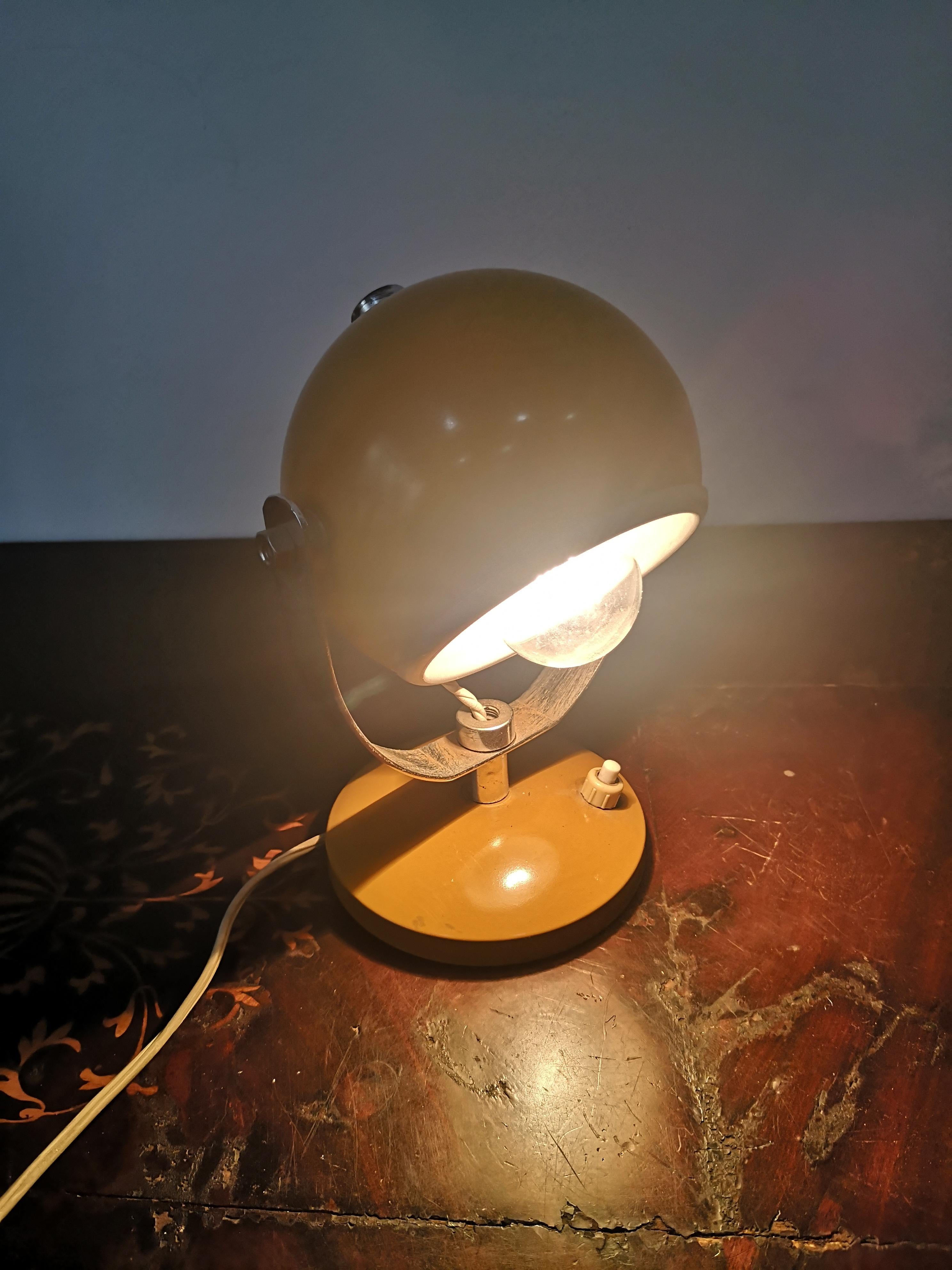 Lampe de table italienne en aluminium laqué jaune
années 1970 en bon état et avec un système électrique en état de marche

===================

Lampe de table italienne en aluminium laqué jaune
Années 1970 en bon état et avec électricité en état de