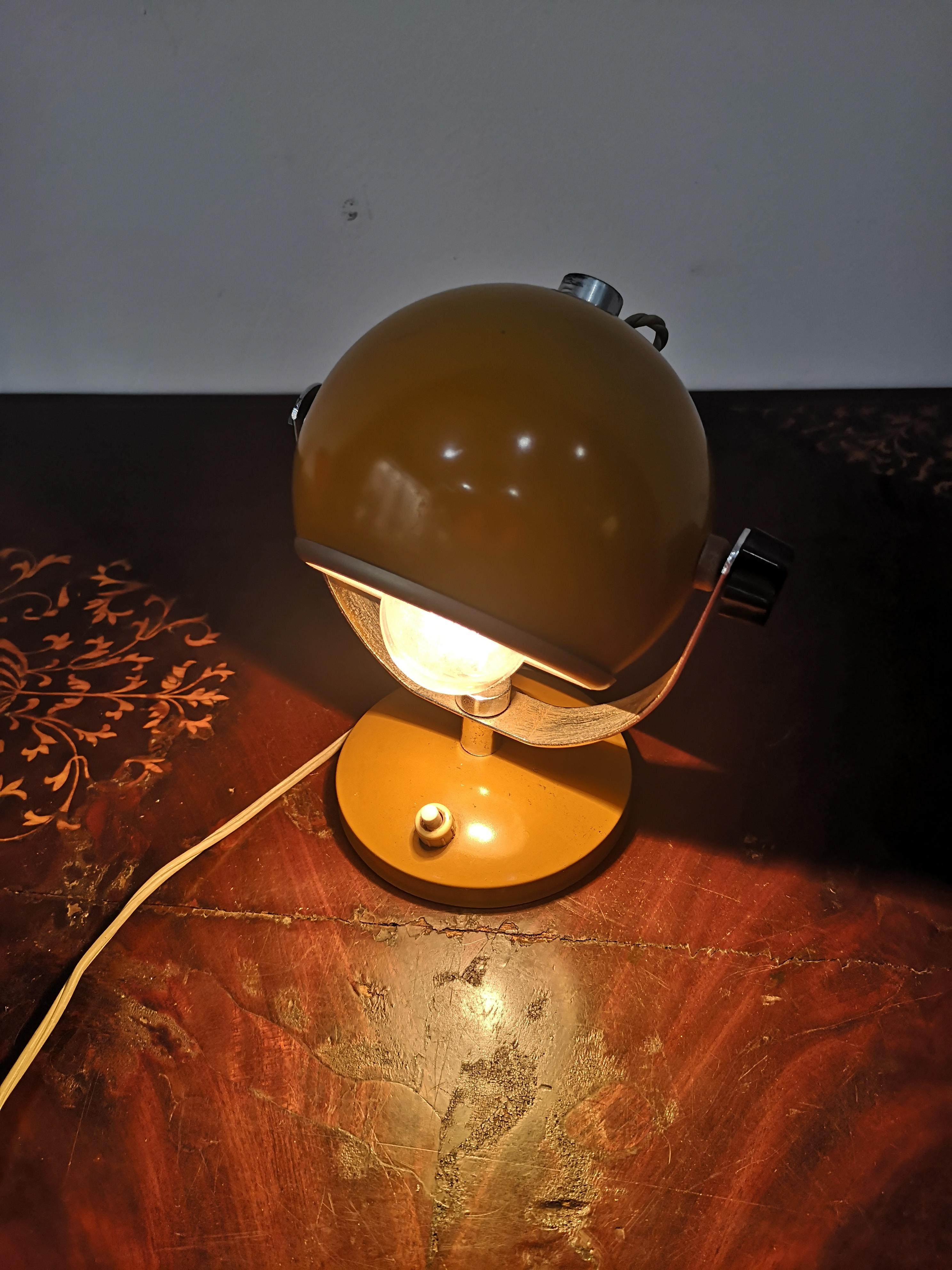 Lampe à poser italienne vintage Eyeball - Lampe à poser des années 1970 en forme d'oeil Bon état - En vente à Catania, IT
