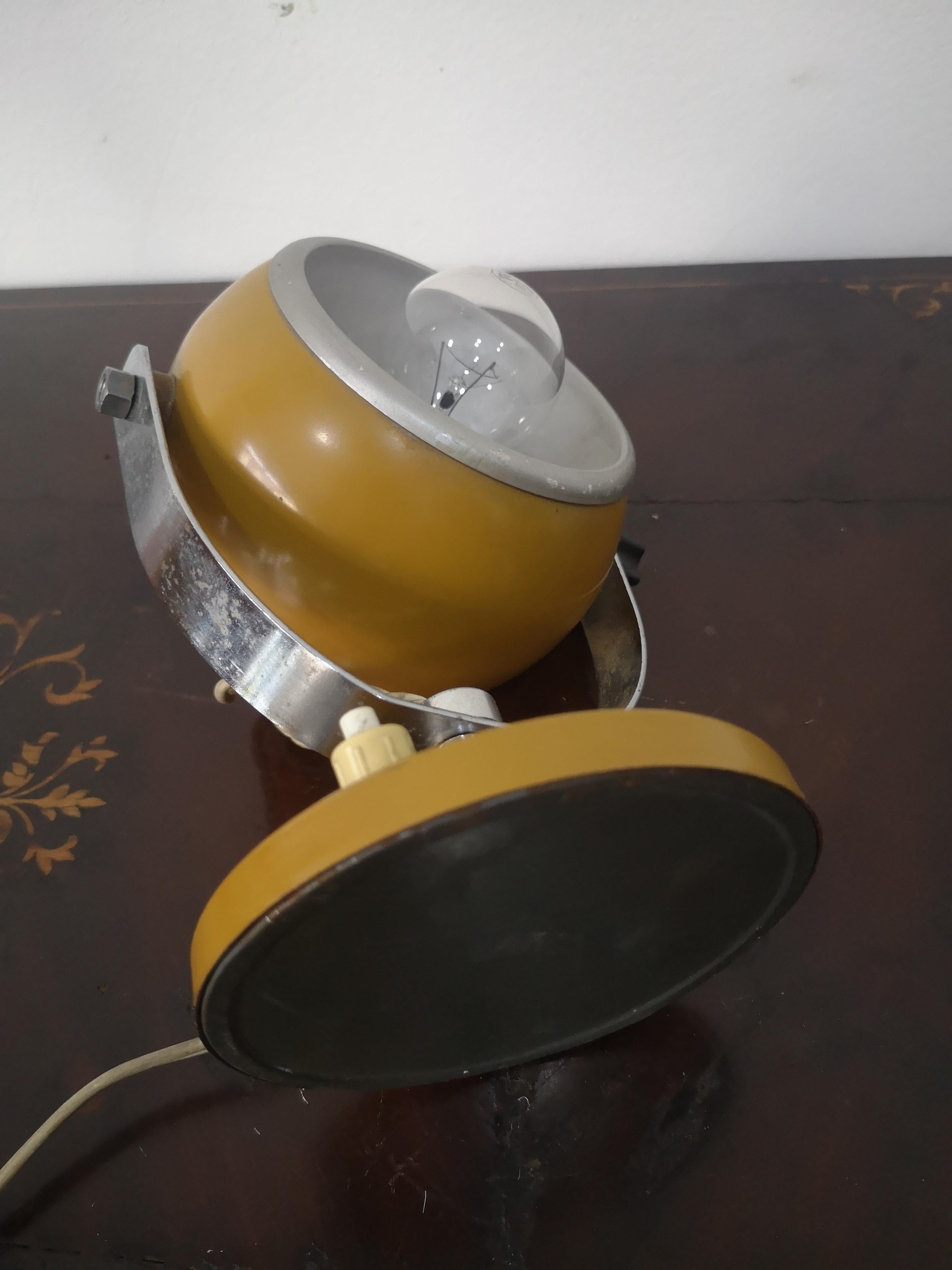 Lampe à poser italienne vintage Eyeball - Lampe à poser des années 1970 en forme d'oeil en vente 1
