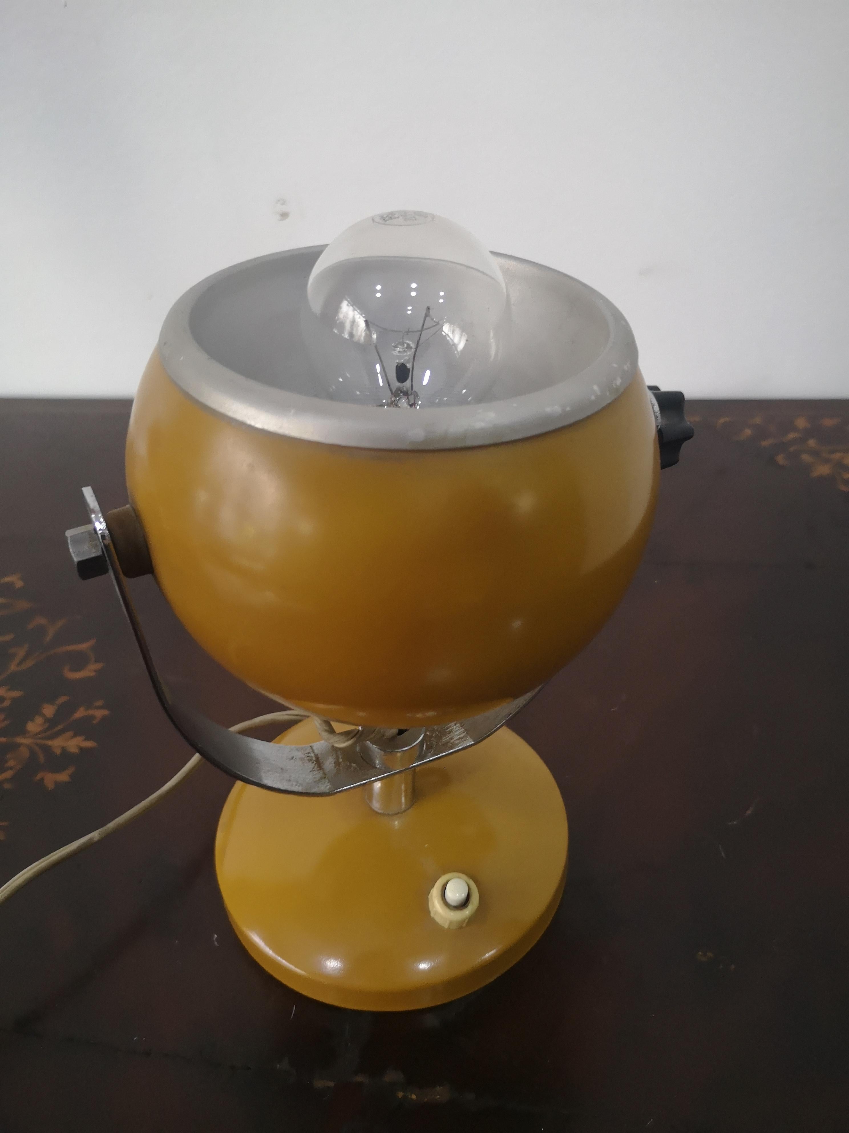 Lampe à poser italienne vintage Eyeball - Lampe à poser des années 1970 en forme d'oeil en vente 2