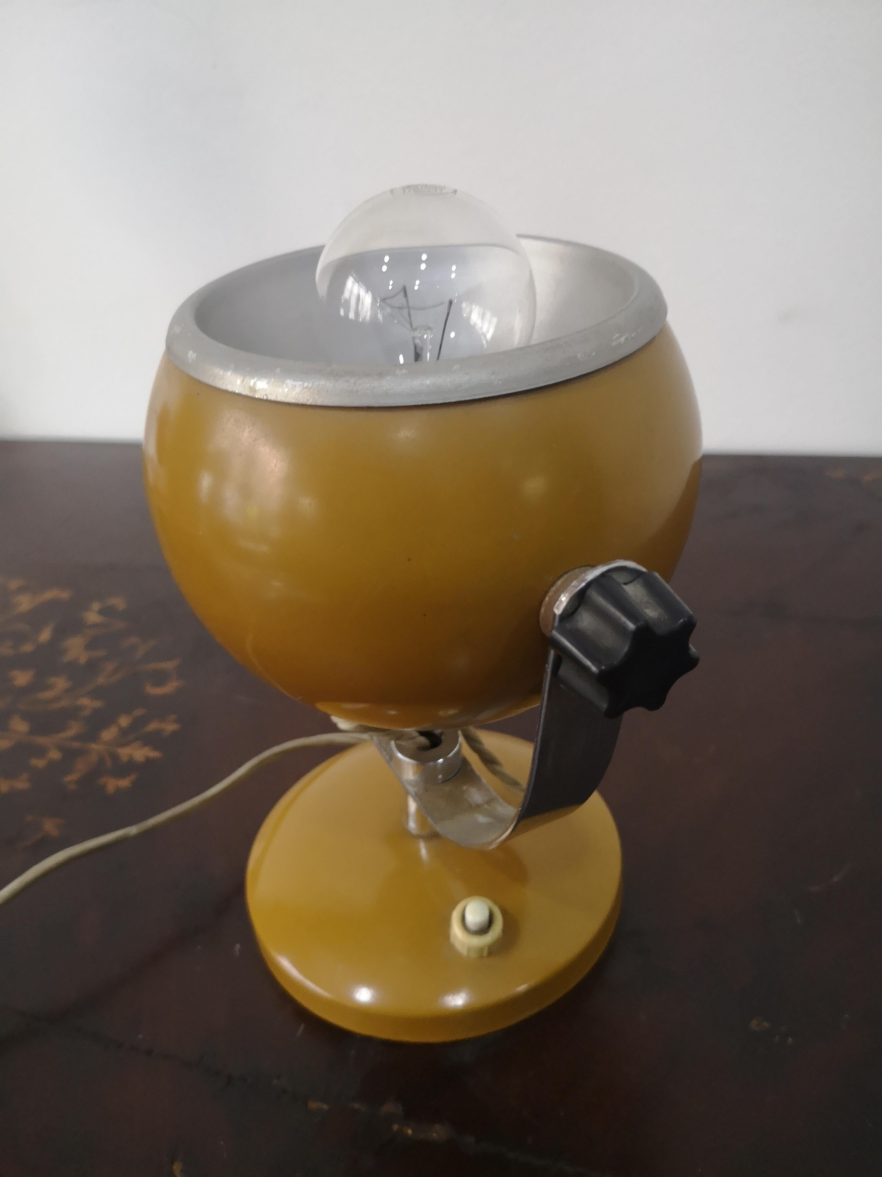 Lampe à poser italienne vintage Eyeball - Lampe à poser des années 1970 en forme d'oeil en vente 3