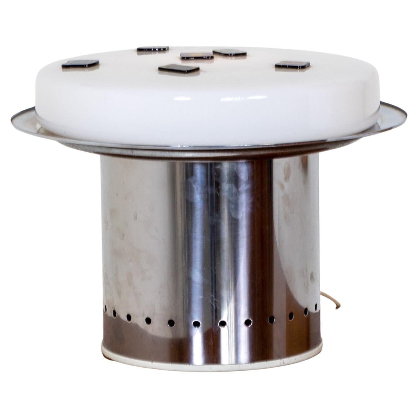 Lámpara de mesa con base de metal y pantalla de cristal blanco, Italia Años 60