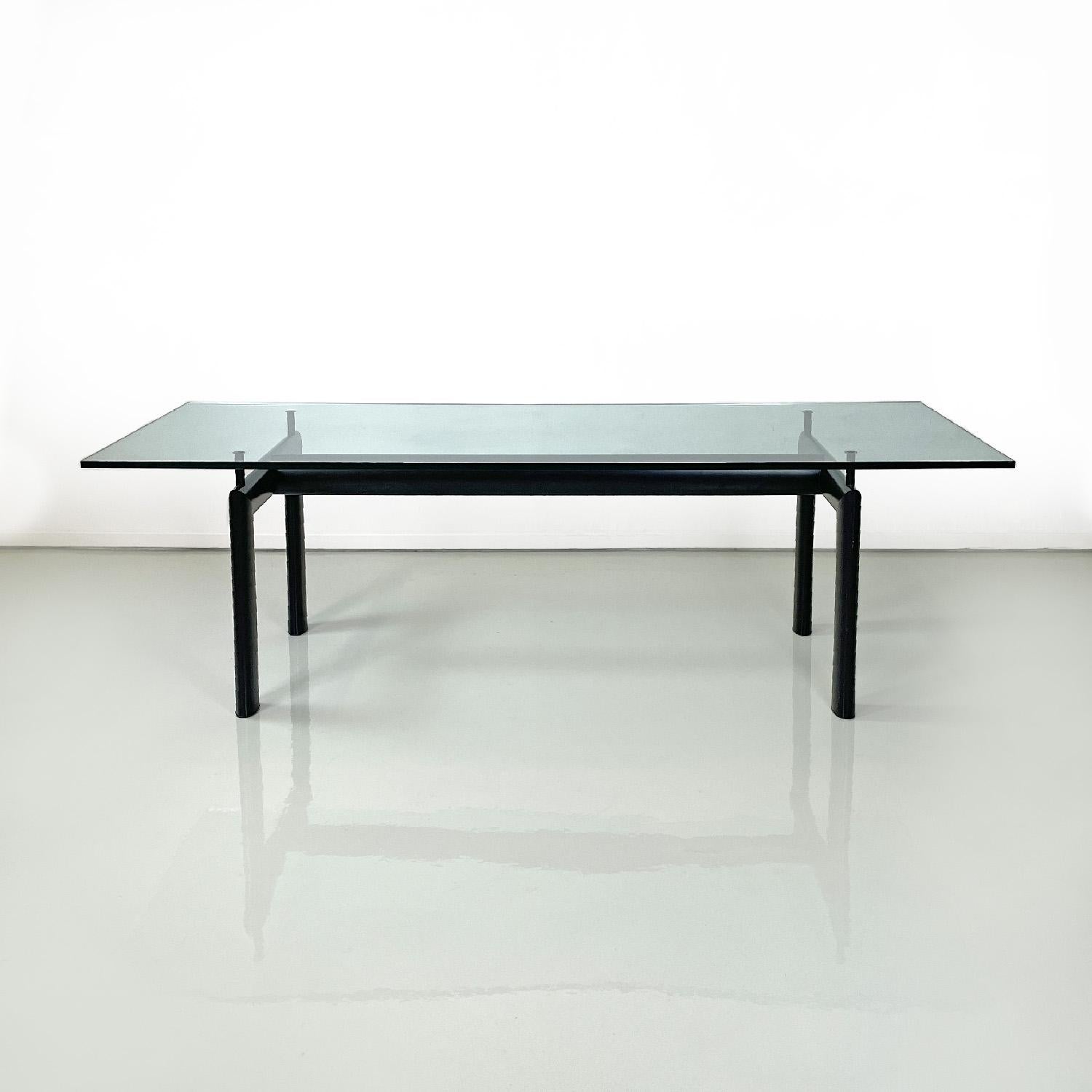 Italienischer Tisch LC6 von Le Corbusier, Jeanneret und Perriand für Cassina, 1980er Jahre
LC6 Esstisch in rechteckiger Form mit Glasplatte und ovalem Gestell aus schwarz lackiertem Stahl. Die Glasplatte hat abgeschrägte Ecken.
Hergestellt von