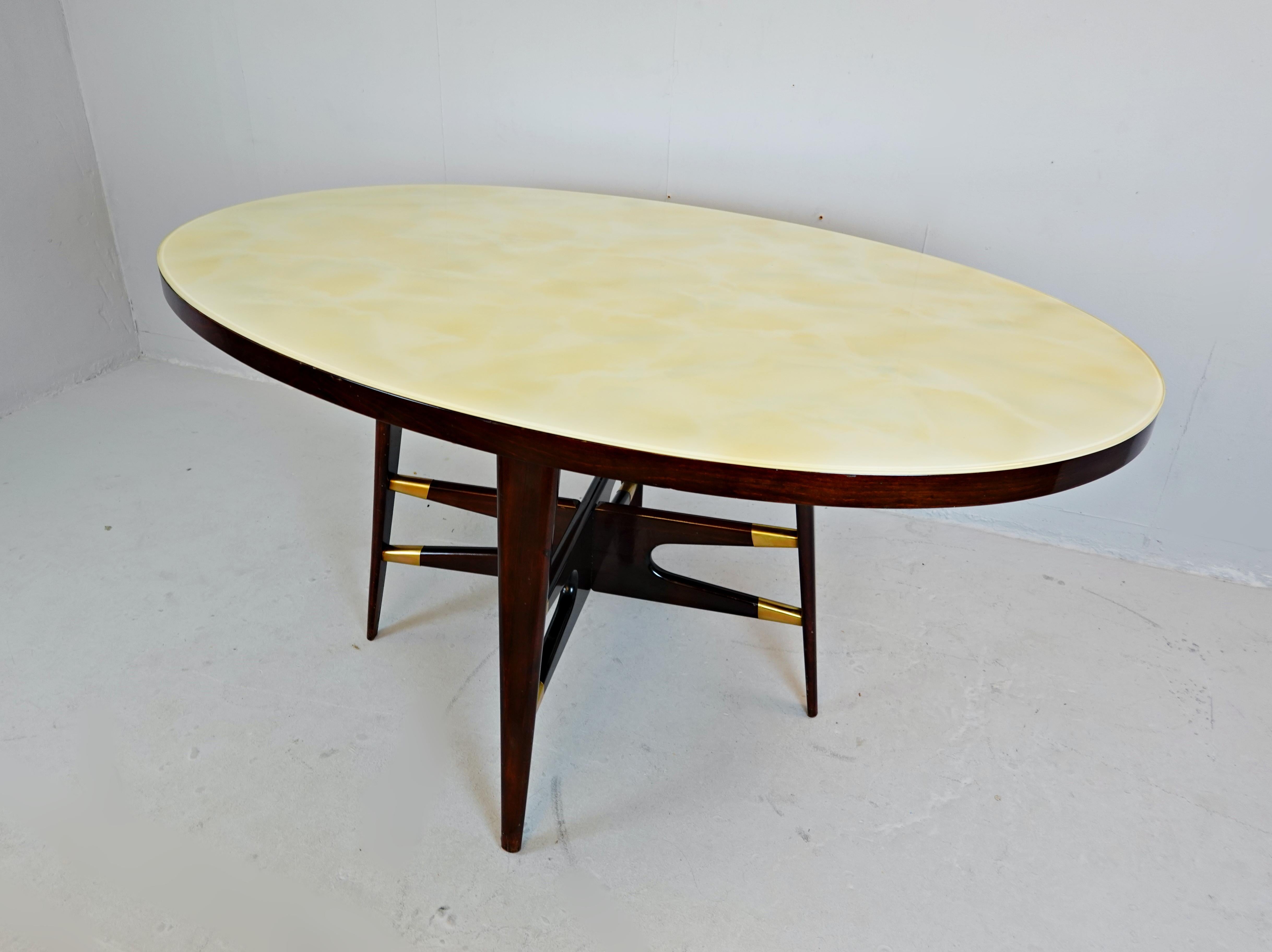 Mid-Century Modern Salle à manger italienne mi-siècle moderne  Table, verre marbré, années 1950 en vente