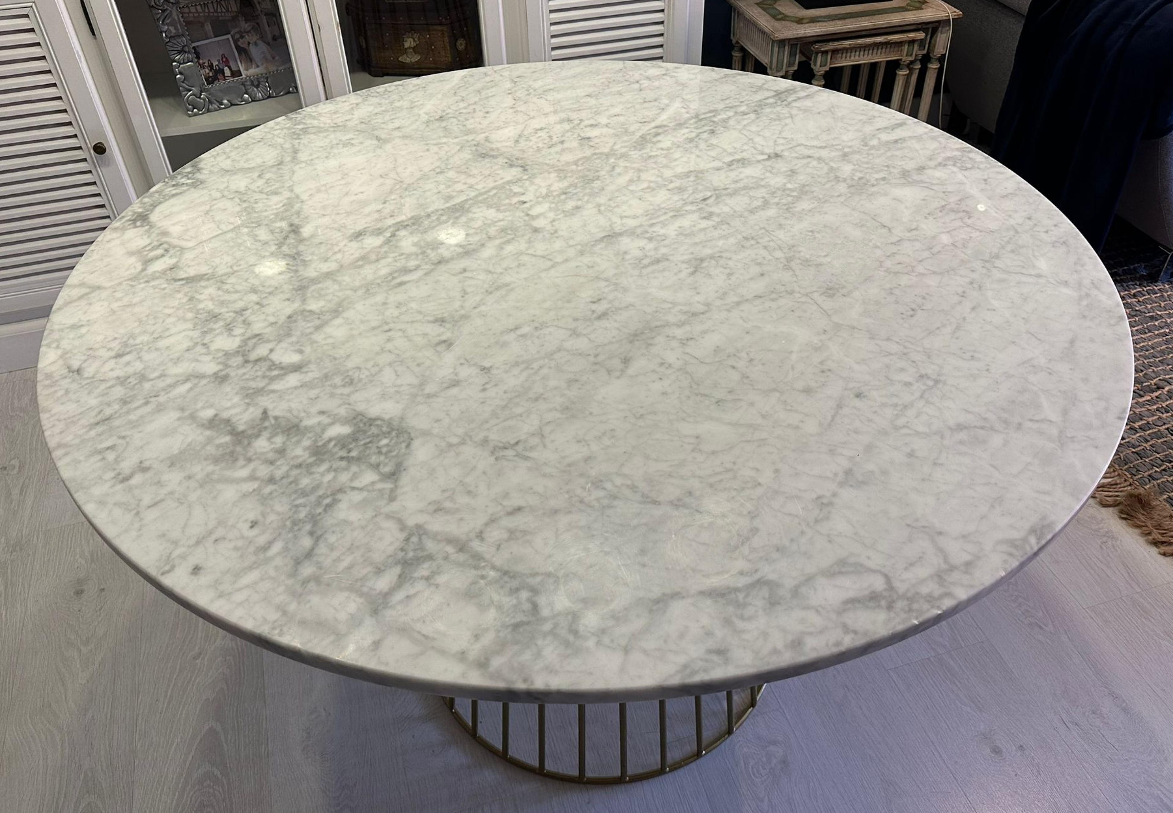Table italienne nouveau design en fer et marbre 21ème siècle
hauteur : 75cm
Diamètre du marbre : 120cm
bonnes conditions