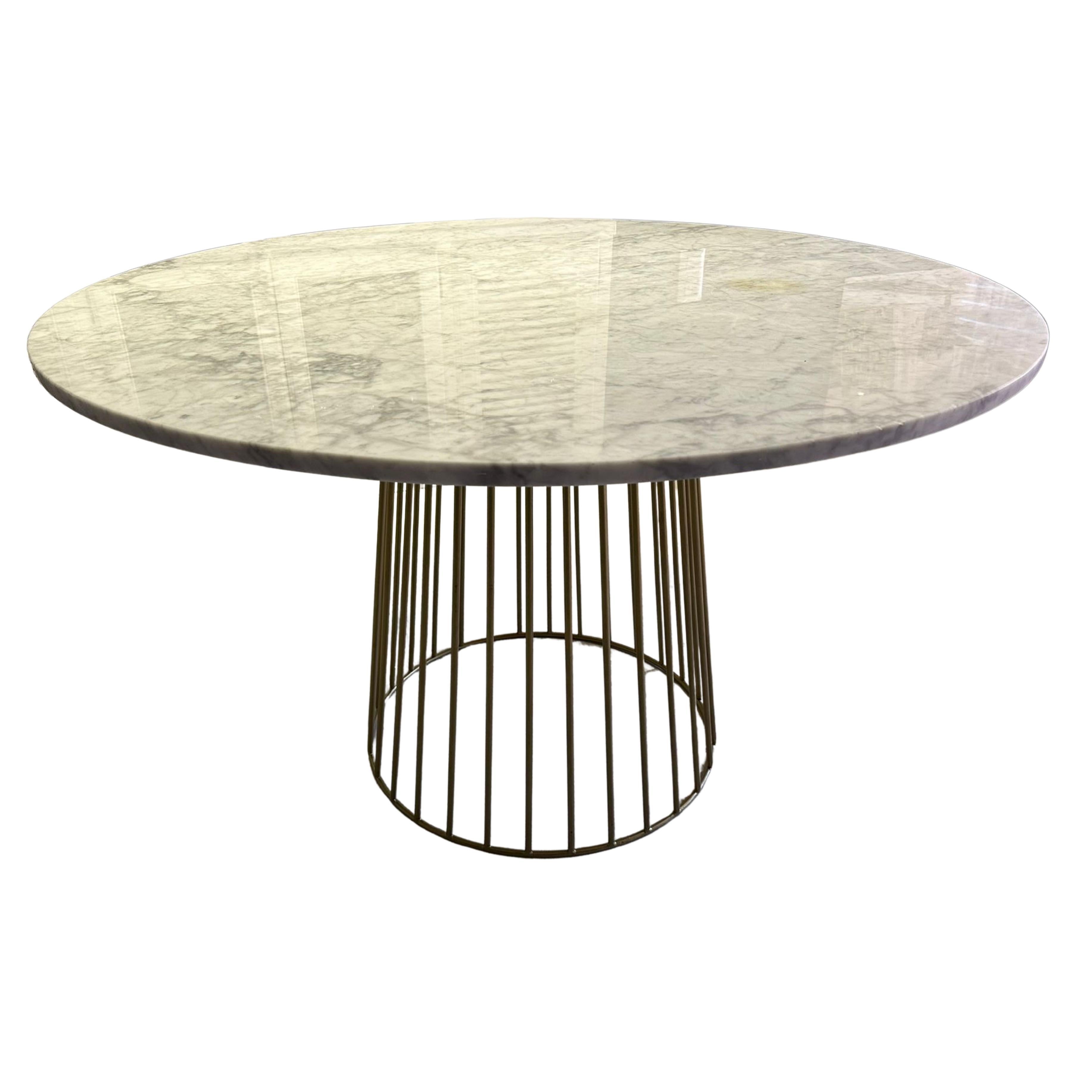 Table italienne nouveau design en fer et marbre 21ème siècle en vente