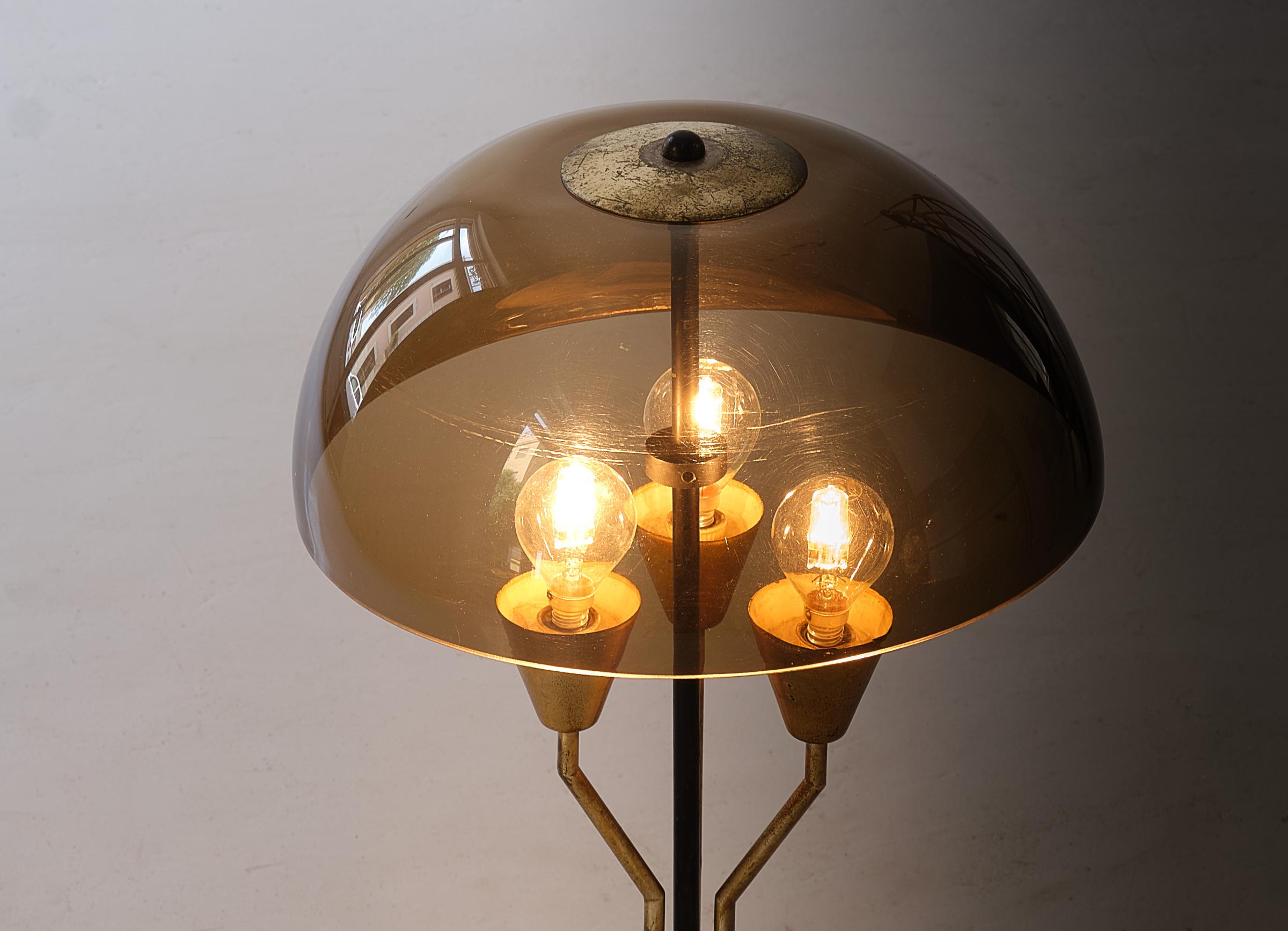 An interesting lamp of Italian production from the 1960s.
It has a marble base , perspex shade and brass details .
The condition is very good, it is a vintage with pleasant signs of aging

3 standard e14 bulbs
The wire is original and functional ,
