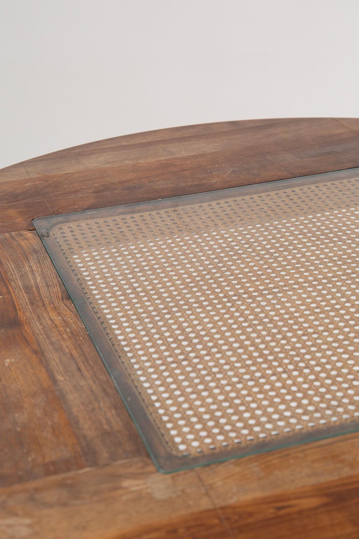 Cette splendide table italienne des années 1960-70 représente une élégante combinaison de matériaux et de design. Sa structure en bois massif exprime la solidité et le savoir-faire typiques de l'époque.

Le plateau rond est un véritable chef-d'œuvre
