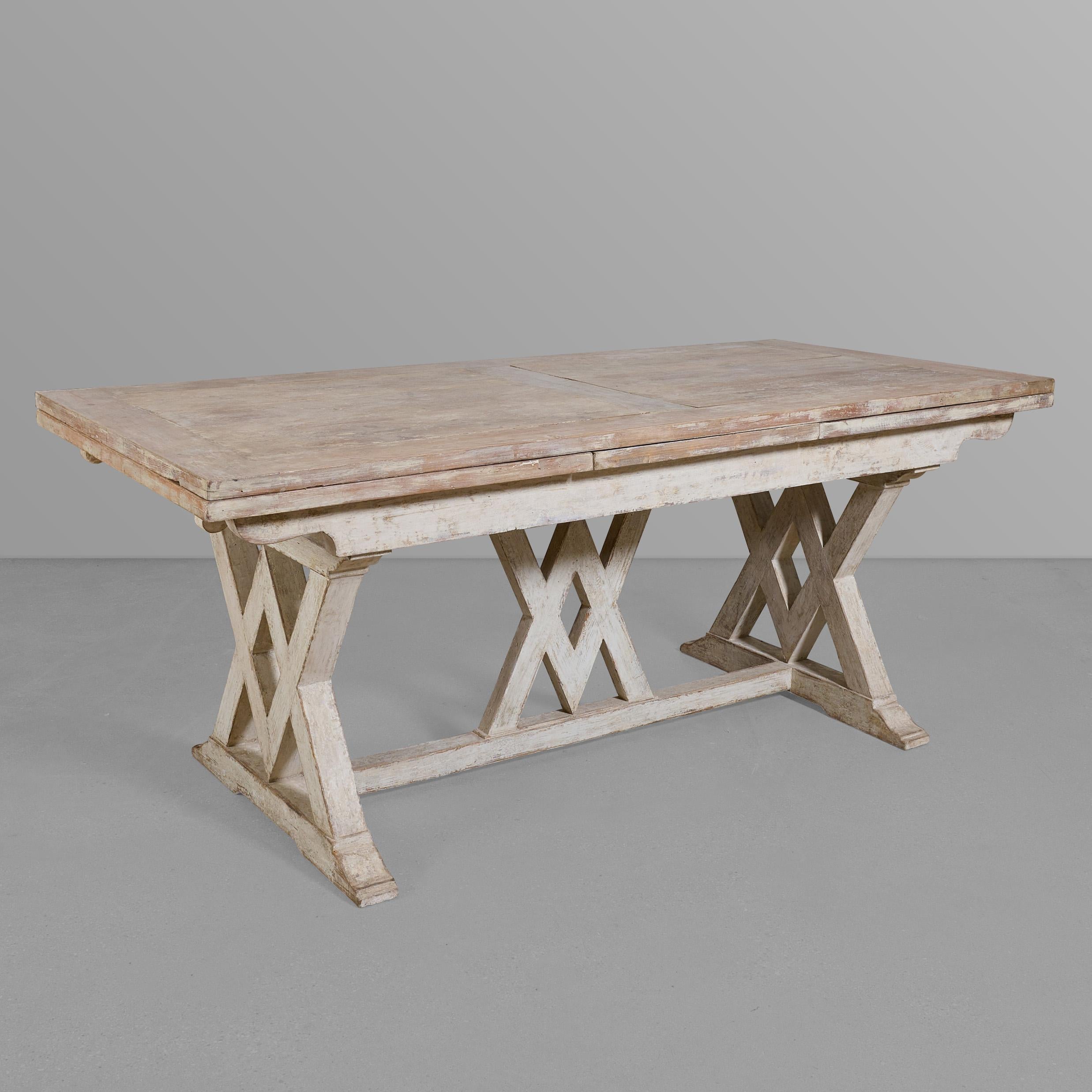 Italienischer Tisch mit ausziehbarer Platte (Holz) im Angebot