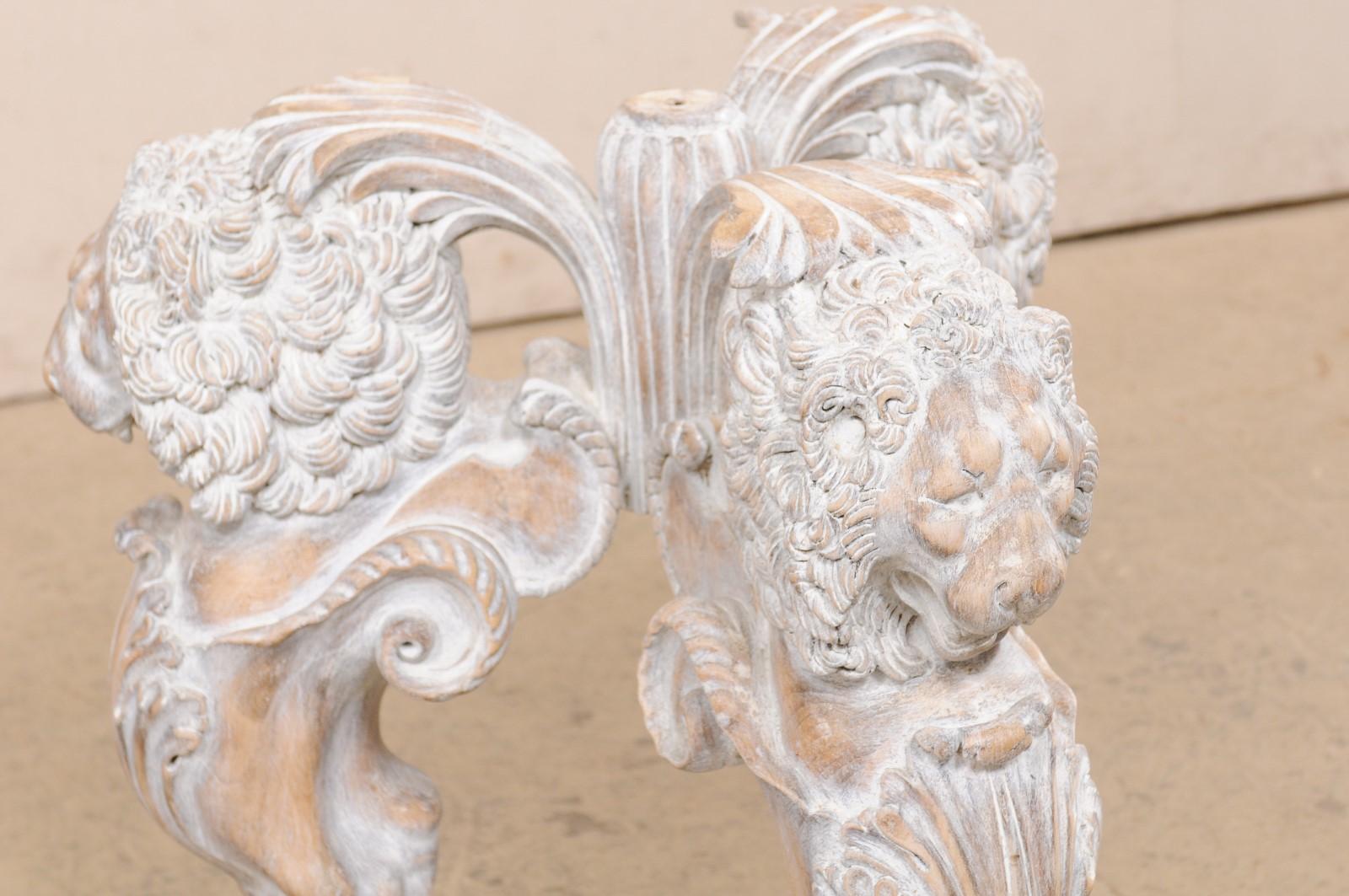 Table italienne avec base sculptée à piédestal en forme de lion et plateau en verre rond épais en vente 6