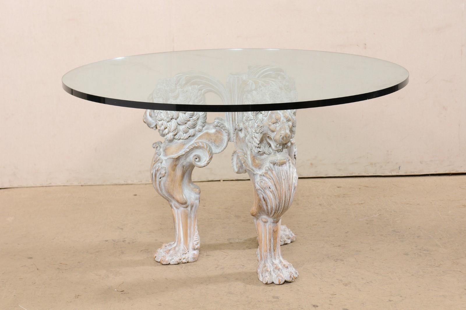 Verre Table italienne avec base sculptée à piédestal en forme de lion et plateau en verre rond épais en vente