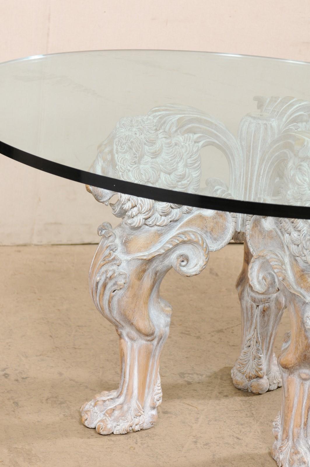 Table italienne avec base sculptée à piédestal en forme de lion et plateau en verre rond épais en vente 1