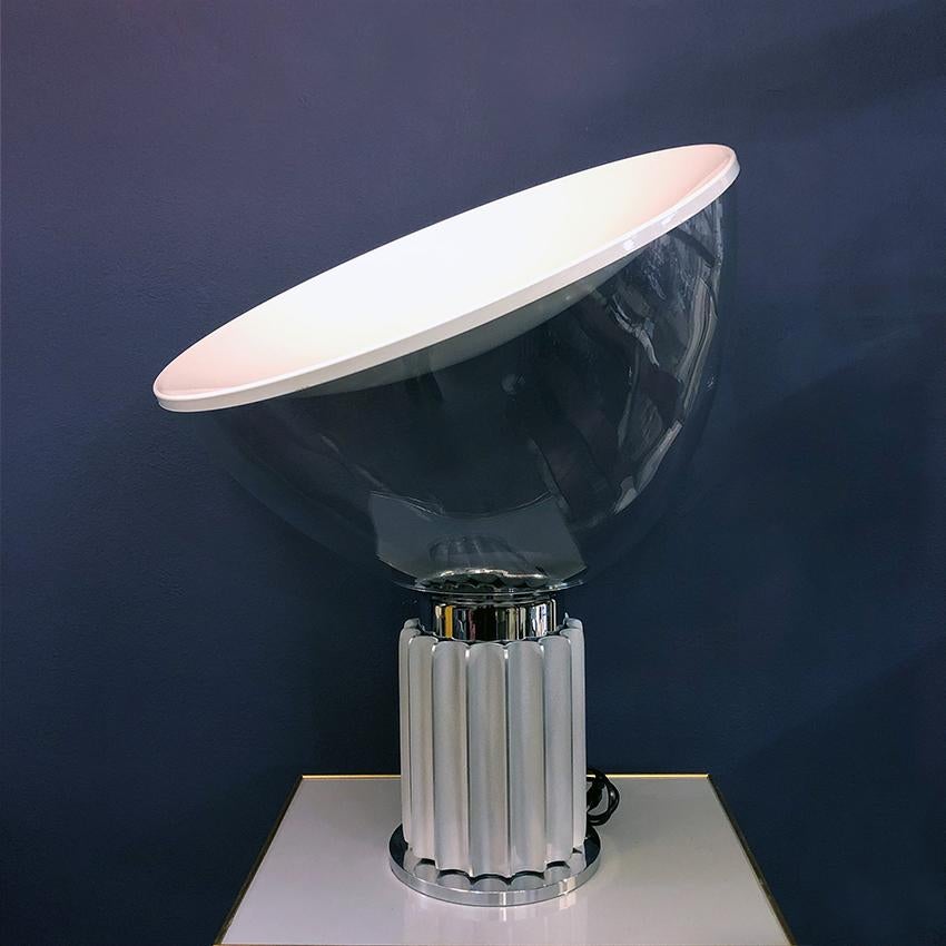 Italian Satin metal Taccia Lamp by Achille and Pier Giacomo Castiglioni for Flos, 1962
Table lamp providing indirect and reflected light. Reflector in painted aluminum, gloss white on the outside and matte white on the inside. Directionable