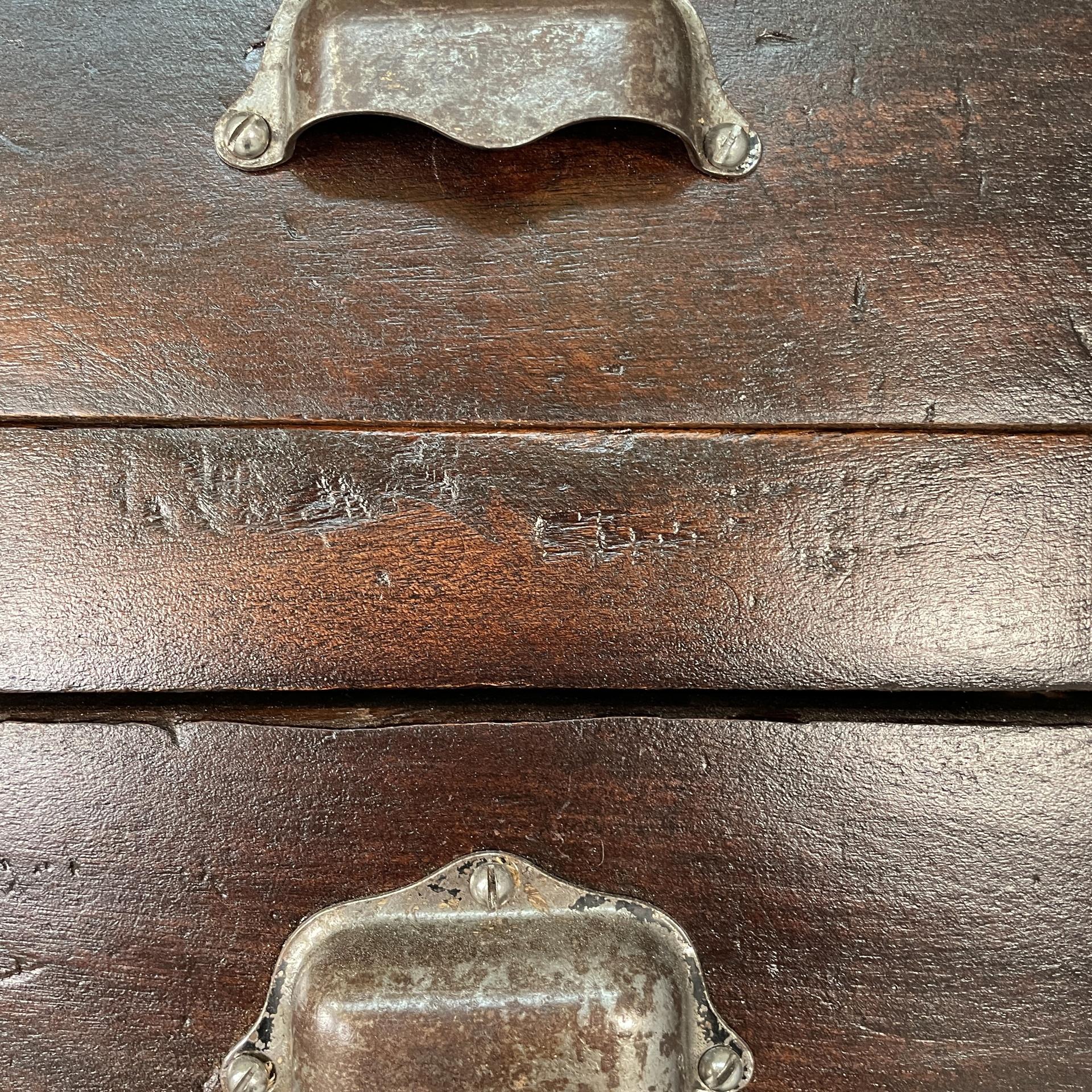 Cassettiera alta italiana in legno con maniglie in metallo, anni '30 in vendita 3