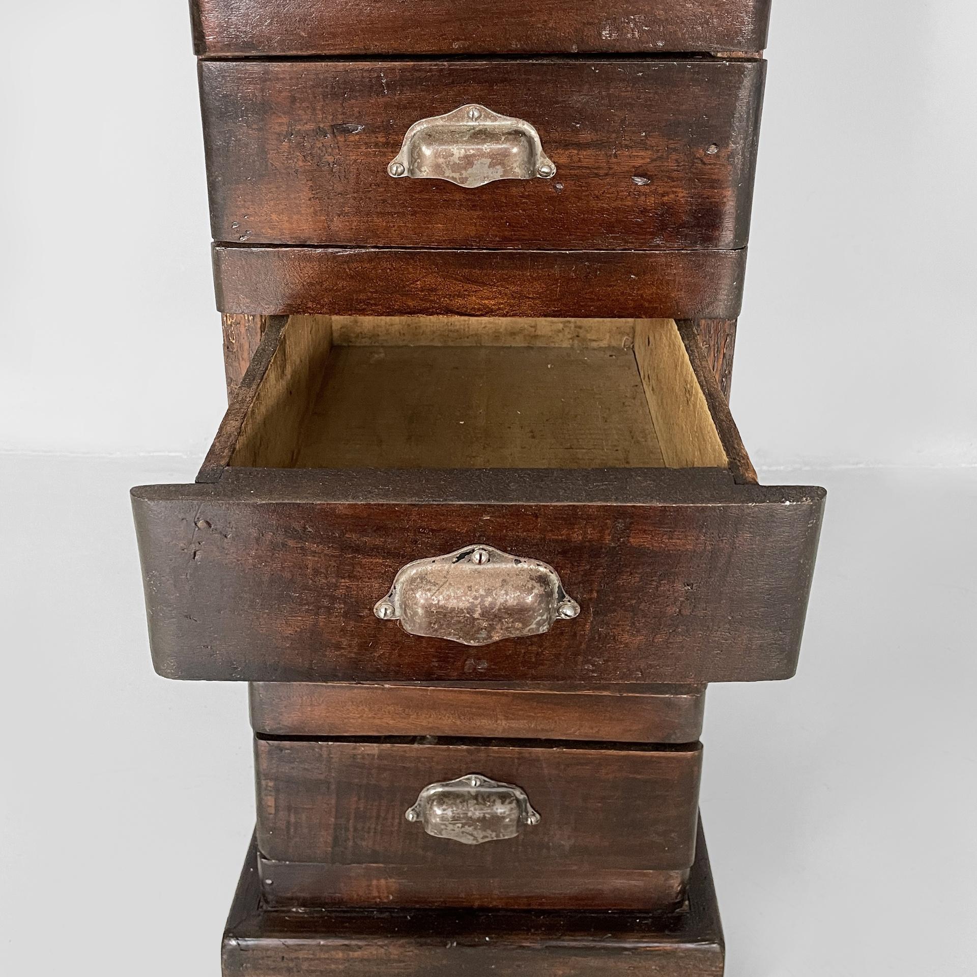 Cassettiera alta italiana in legno con maniglie in metallo, anni '30 in vendita 4