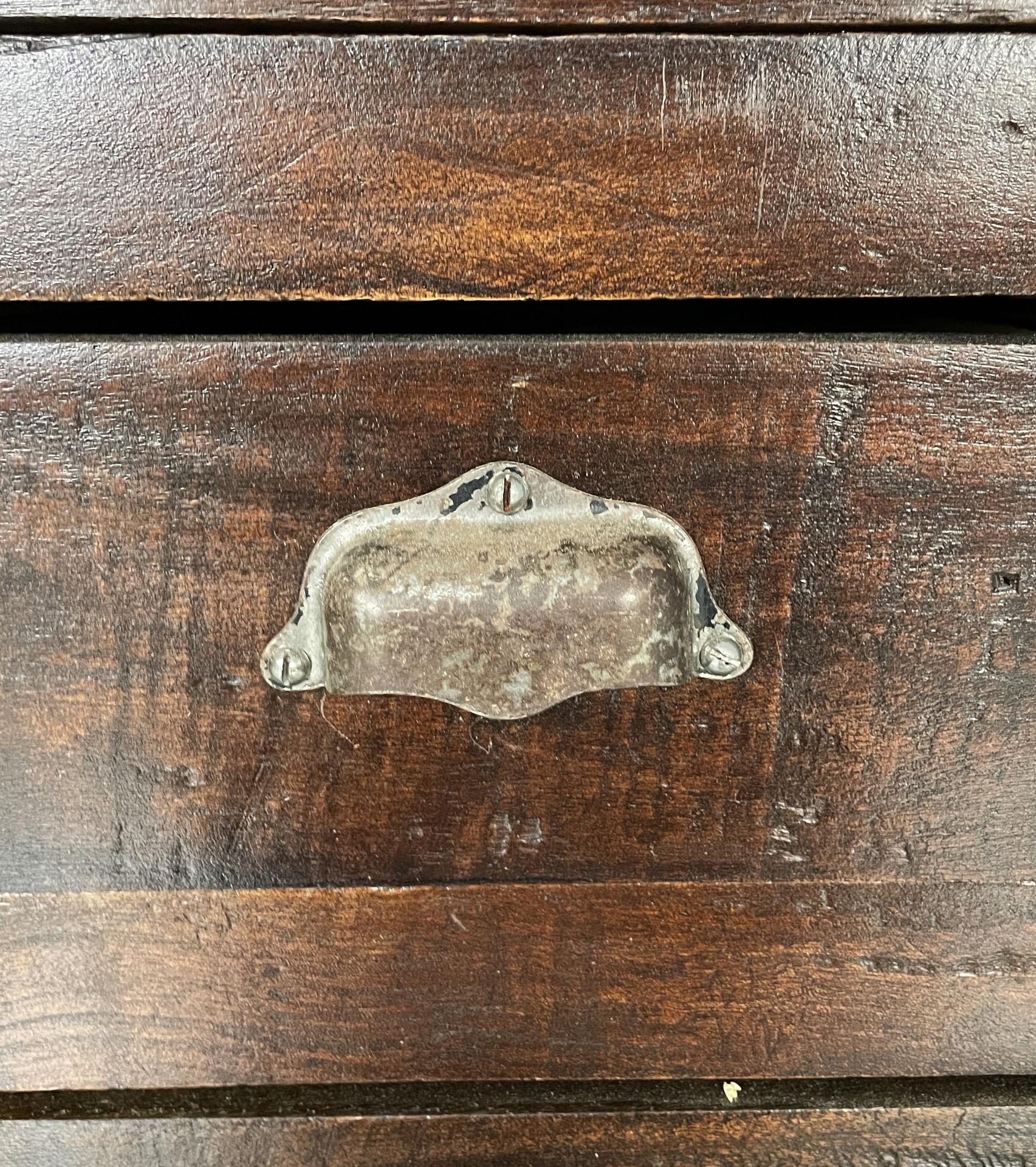 Cassettiera alta italiana in legno con maniglie in metallo, anni '30 in vendita 6