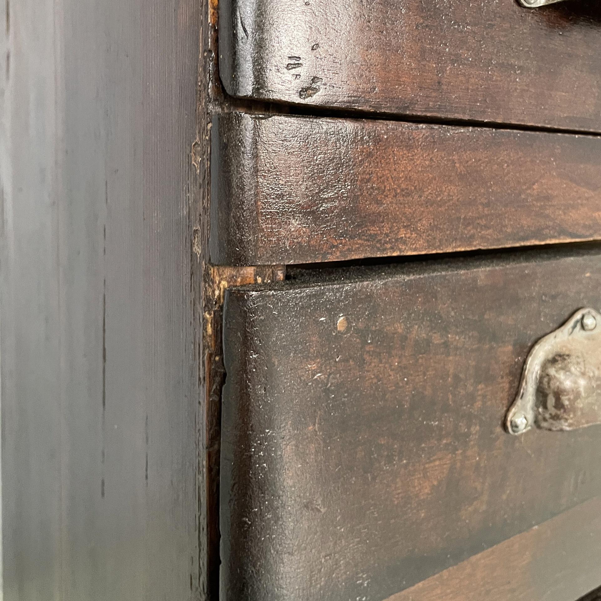 Cassettiera alta italiana in legno con maniglie in metallo, anni '30 in vendita 8