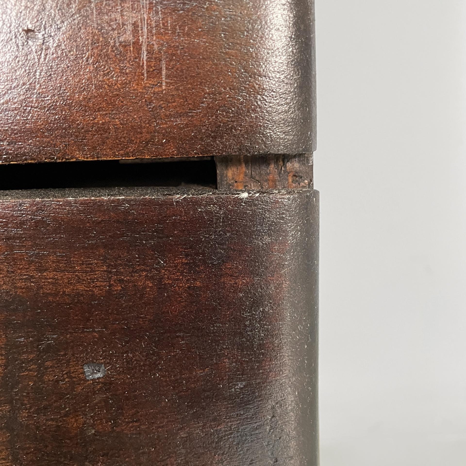 Cassettiera alta italiana in legno con maniglie in metallo, anni '30 in vendita 9