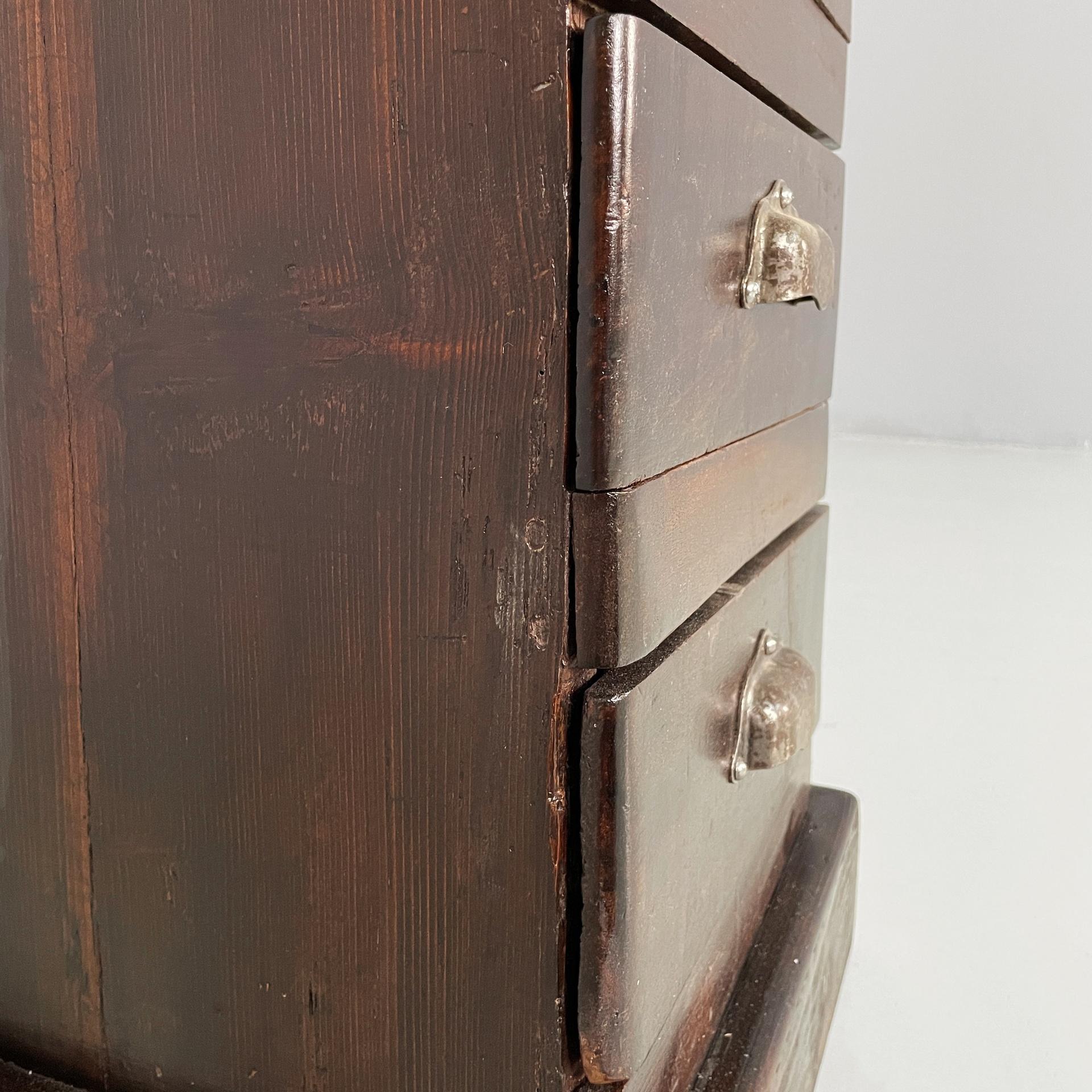 Cassettiera alta italiana in legno con maniglie in metallo, anni '30 in vendita 12
