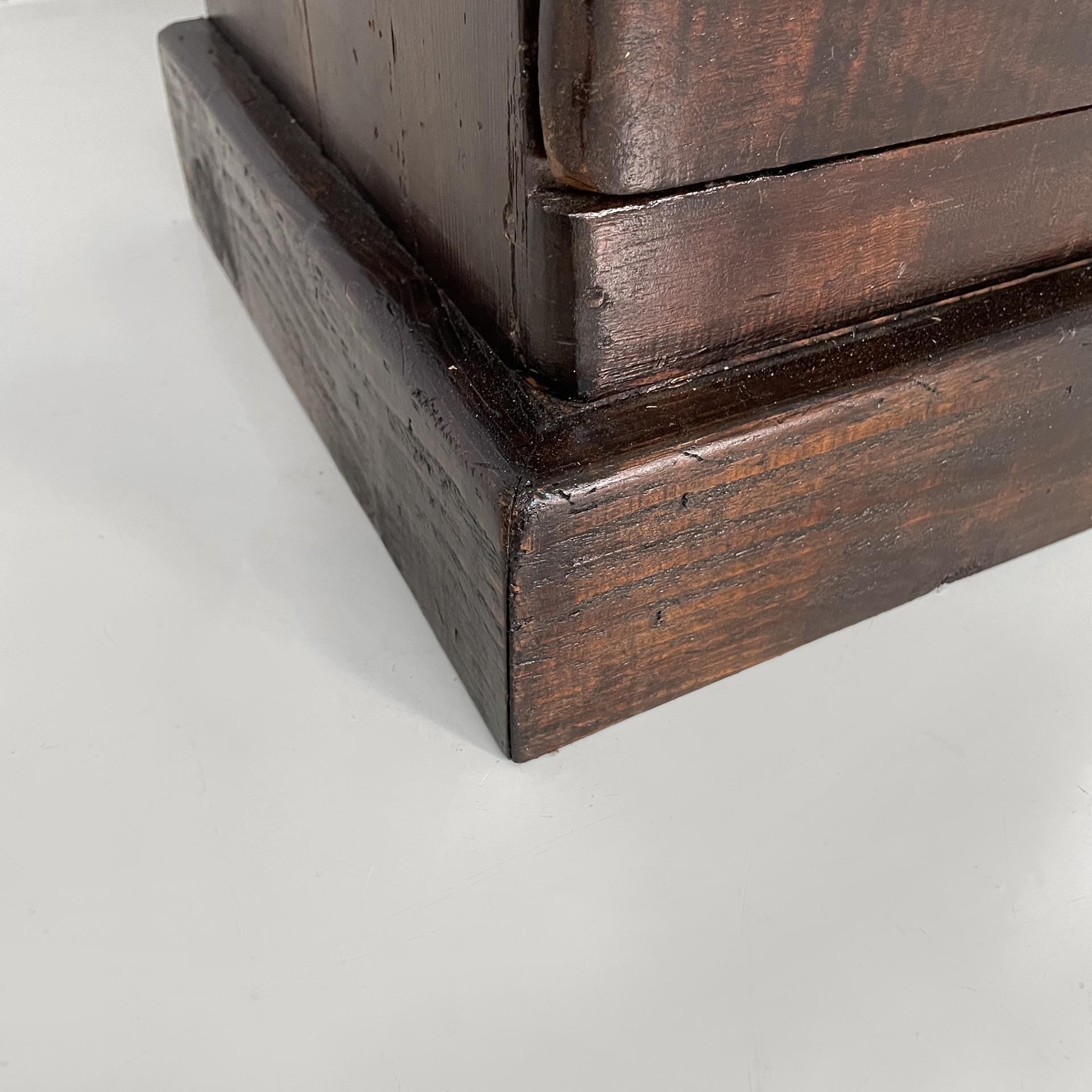 Cassettiera alta italiana in legno con maniglie in metallo, anni '30 in vendita 13